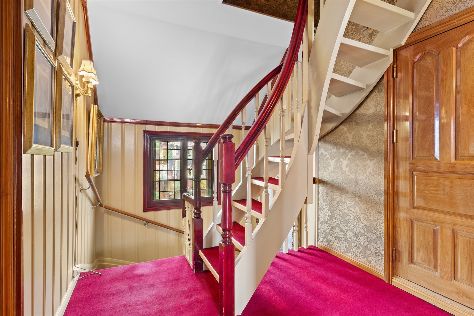 Trappeløp i 2. etasje opp til loft. Galleribilde
