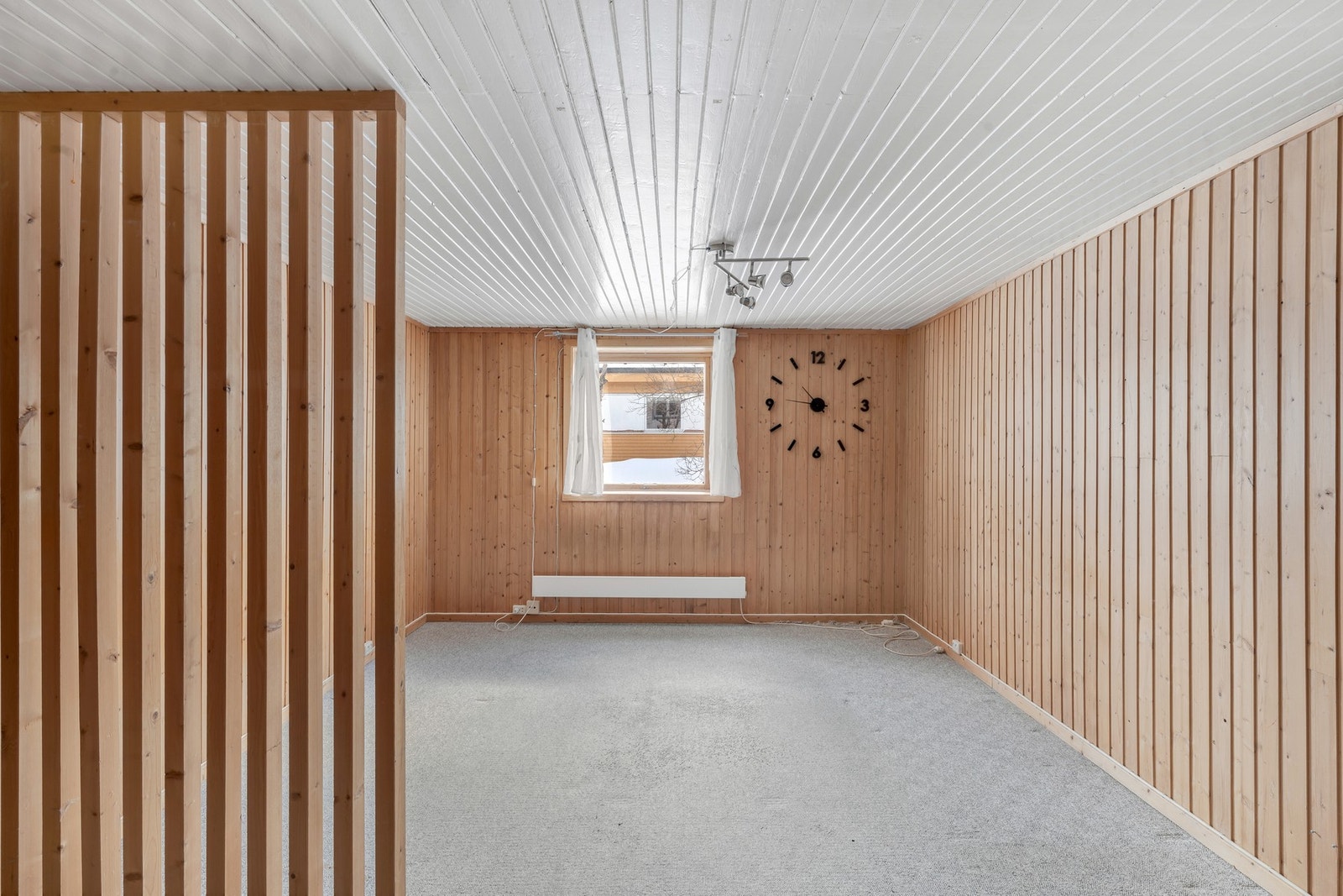 Kjellerstue med hybeldel, er ikke godkjent som separat boenhet, og heller ikke godkjent for varig opphold i henhold til opprinnelige tegninger for kjelleren. Galleribilde