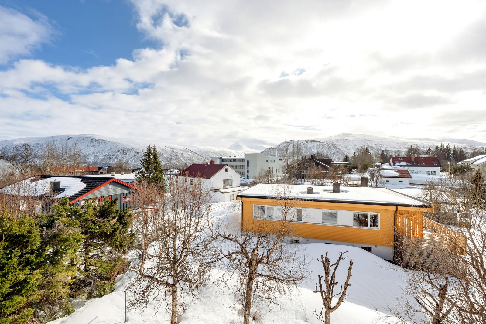 Utsikt fra loftsetasjen vinterstid mot Tromsdalstinden og fjellheisen. Galleribilde