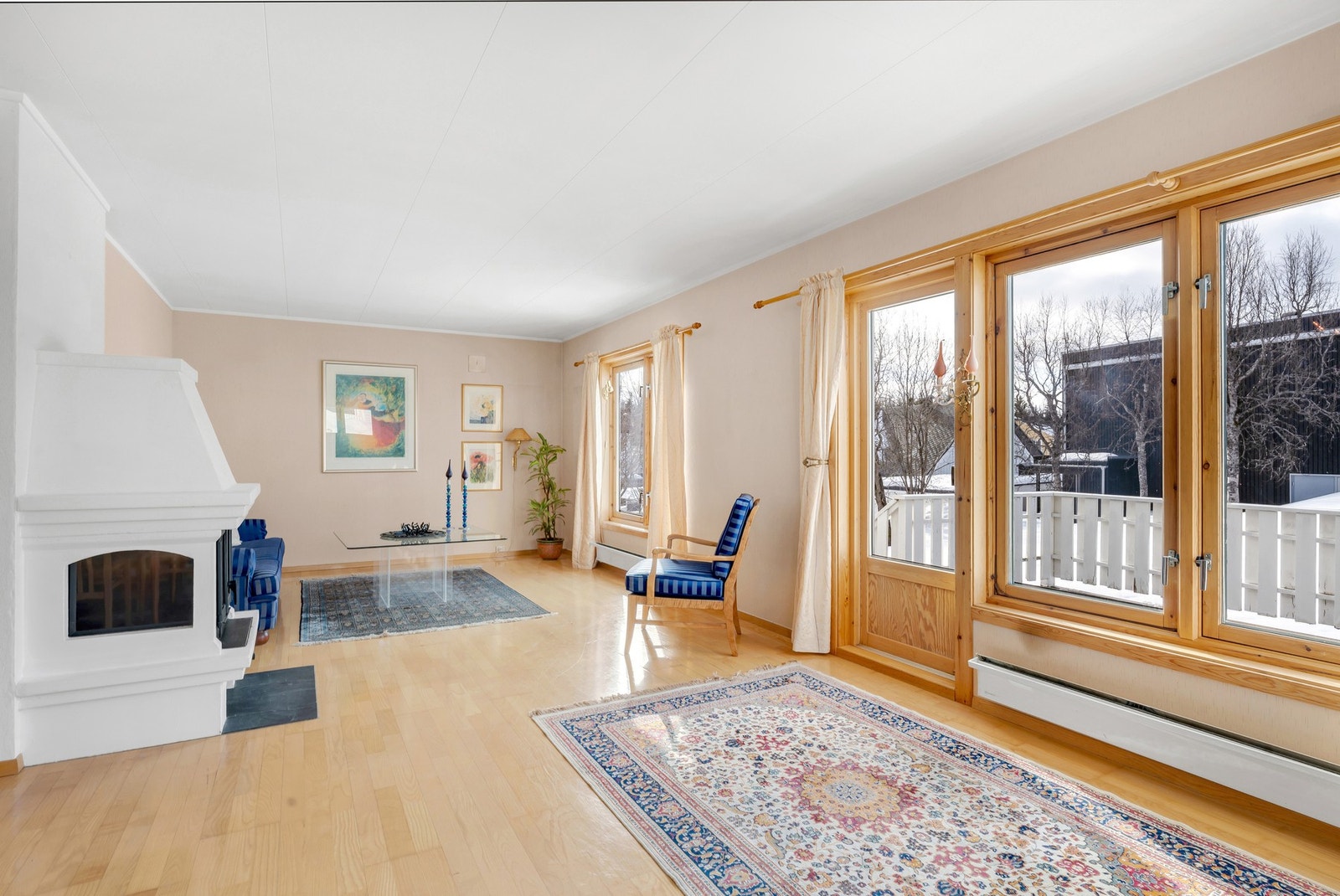 Stuen er åpen og luftig. Det er god plass til ulik møblering og soneinndeling av rommet. Galleribilde
