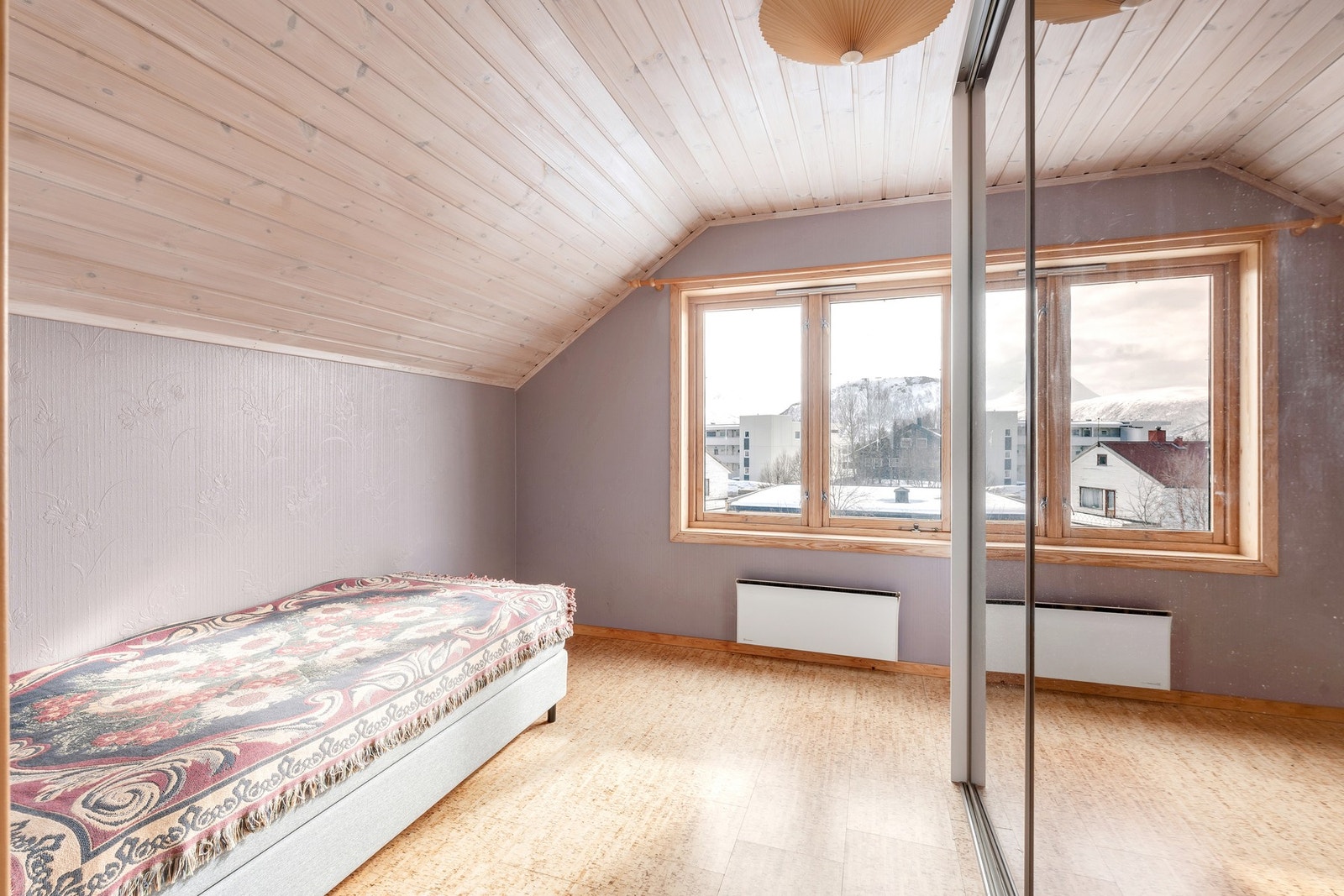 Soverom med praktisk skyvedørsgarderobe som skaper en god romfølelse og gir muligheter for oppbevaring. Galleribilde