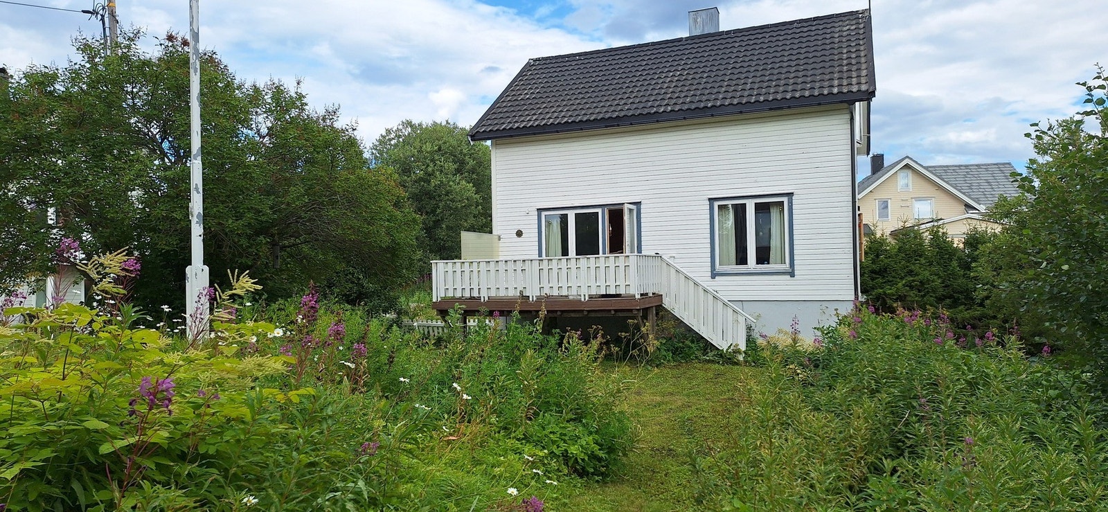 Boligen i sommerhalvåret med en frodig og godt tilbaketrukket hage (privat bilde). Galleribilde