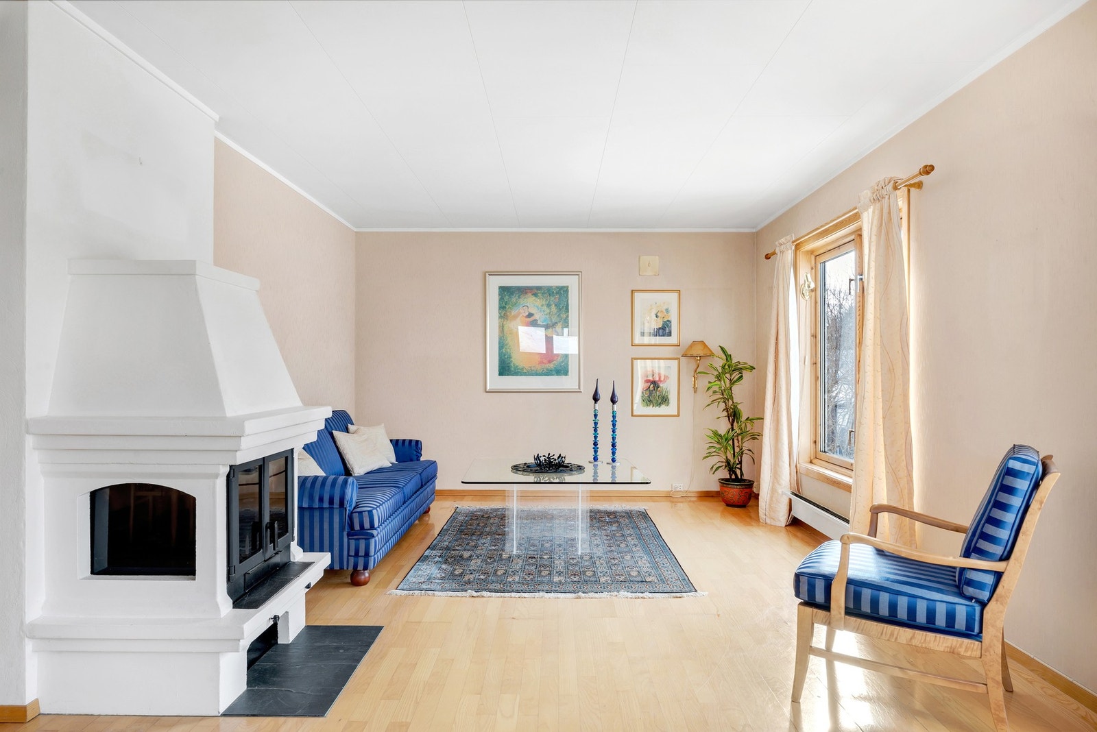 Boligen inneholder bl.a. 3 soverom, romslig stue, to bad, vaskerom, toalettrom, veranda, stor tomt og nydelige utsiktsforhold. Galleribilde