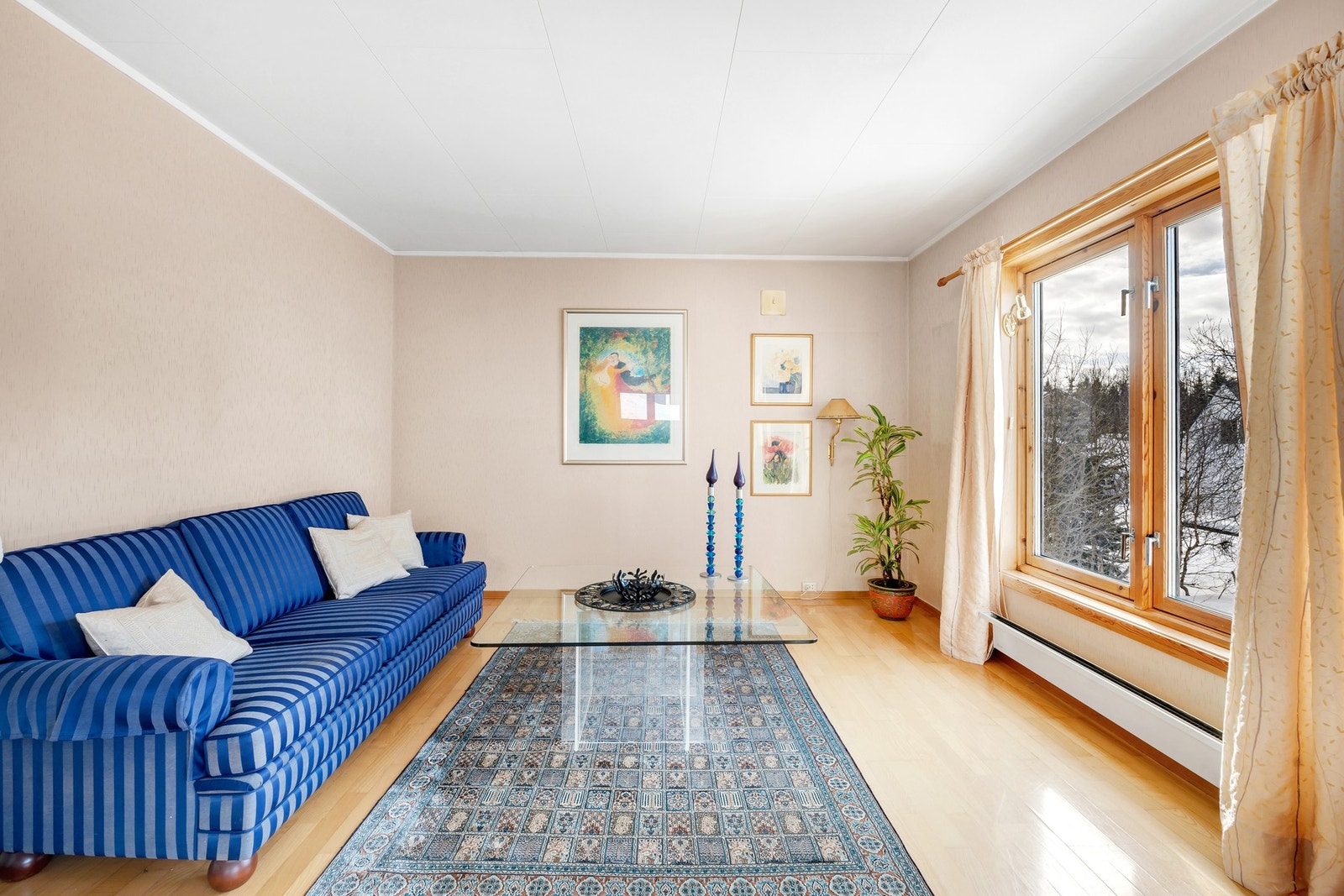 Lys og trivelig stue med vindusflater i front. Galleribilde