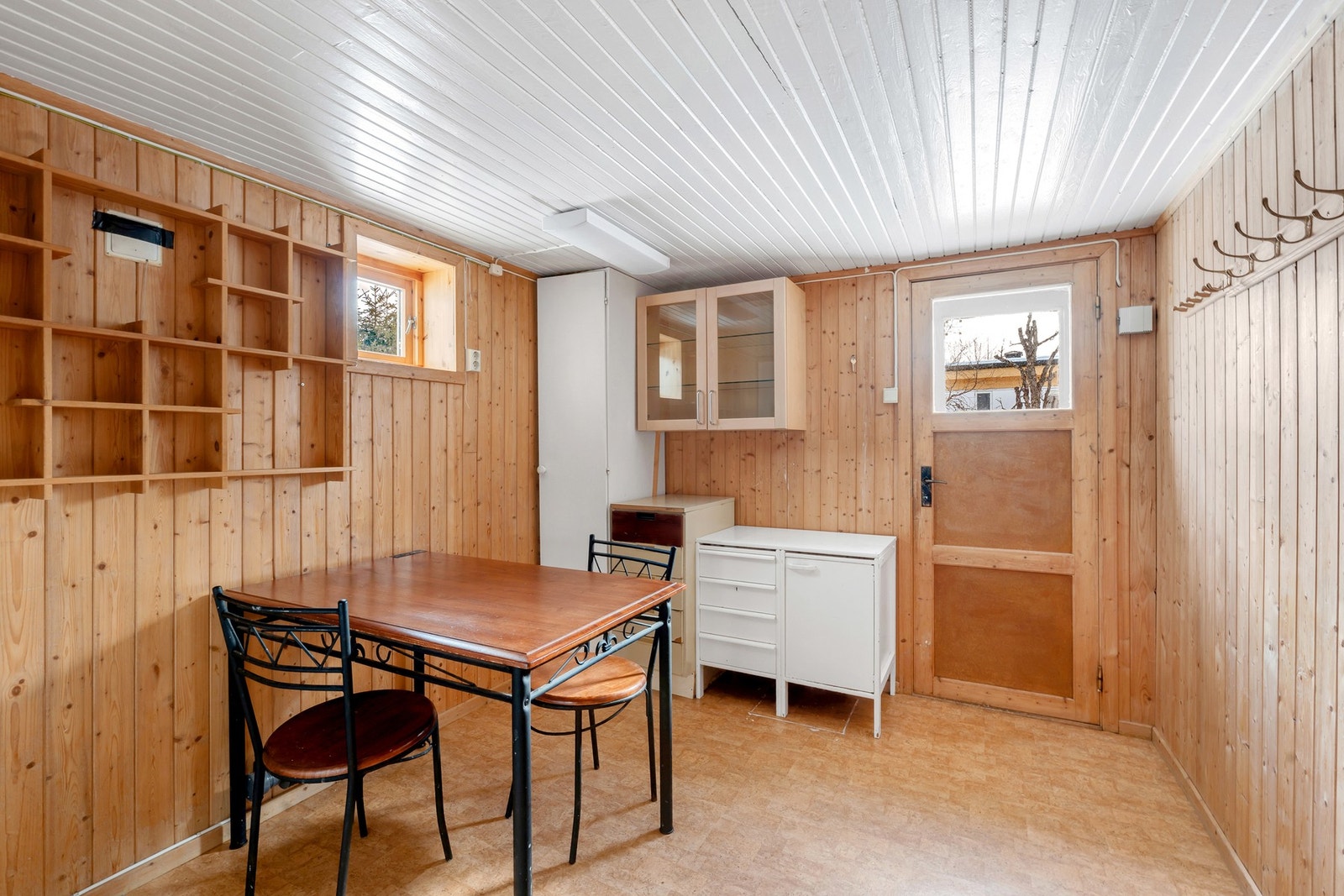 Kjøkkenrom med plass til sittegruppe og annen møblering. Galleribilde