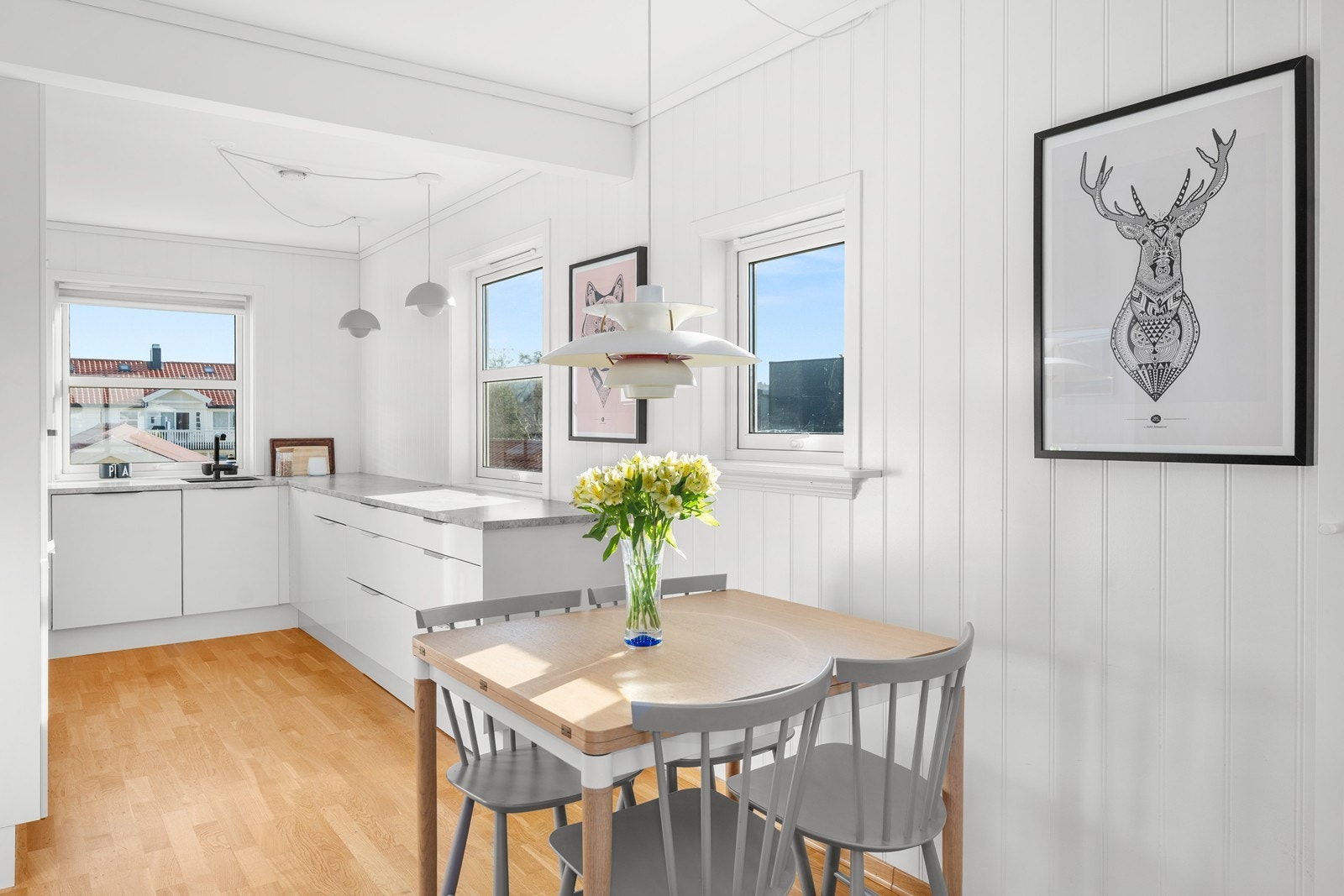Pent moderne kjøkken fra HTH (2019) med slette fronter Galleribilde