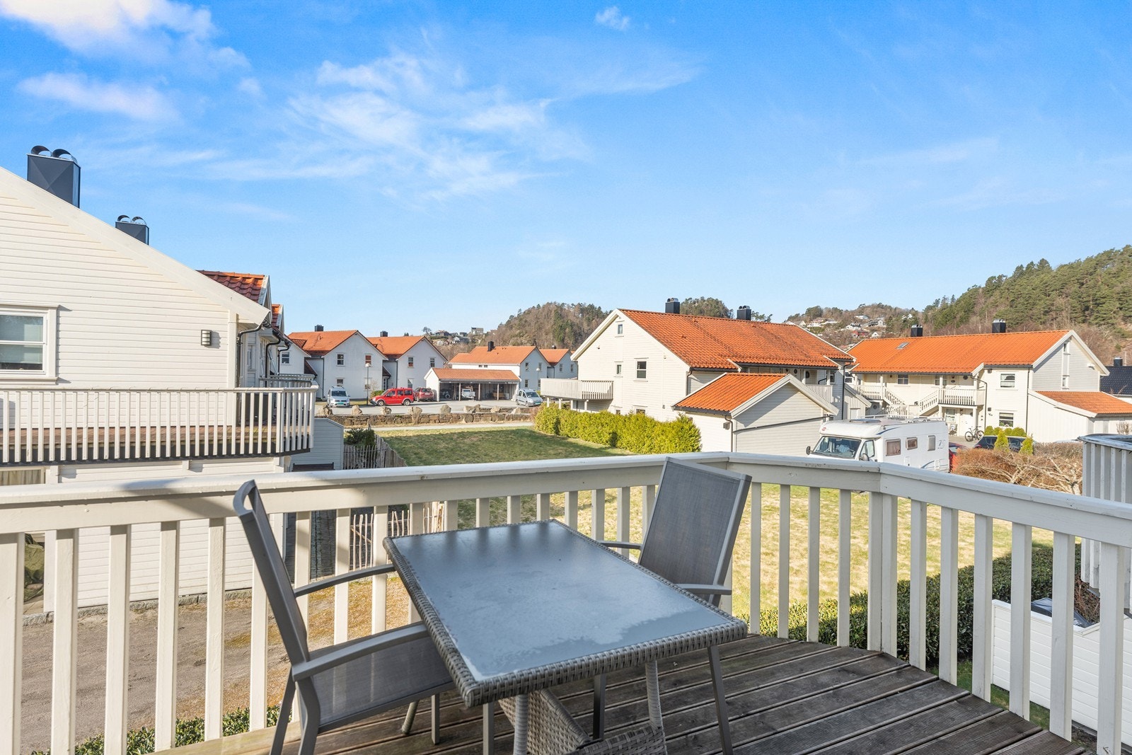Sørvendt terrasse gir mange soltimer. Royalimpr. terrassebord. Galleribilde