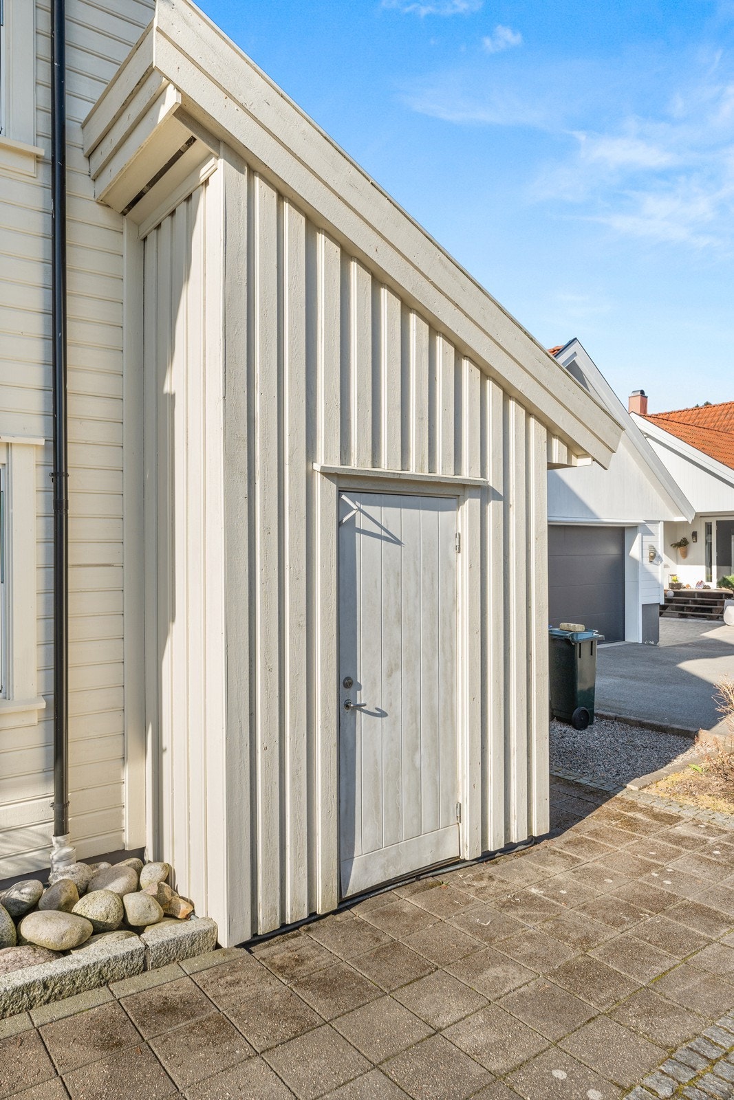 Tilhørende utvendig bod på bakkeplan. Galleribilde