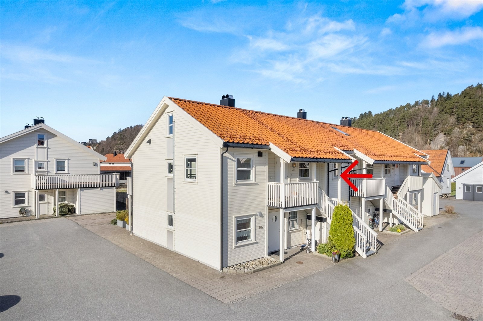 Parkering få meter fra leiligheten Galleribilde
