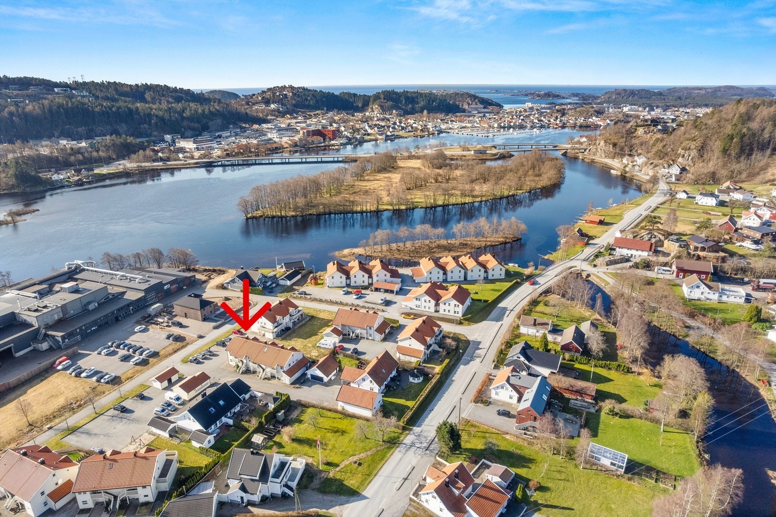 Oversiktsbilde. Parkering på fellesareal like til venstre for leiligheten. Galleribilde