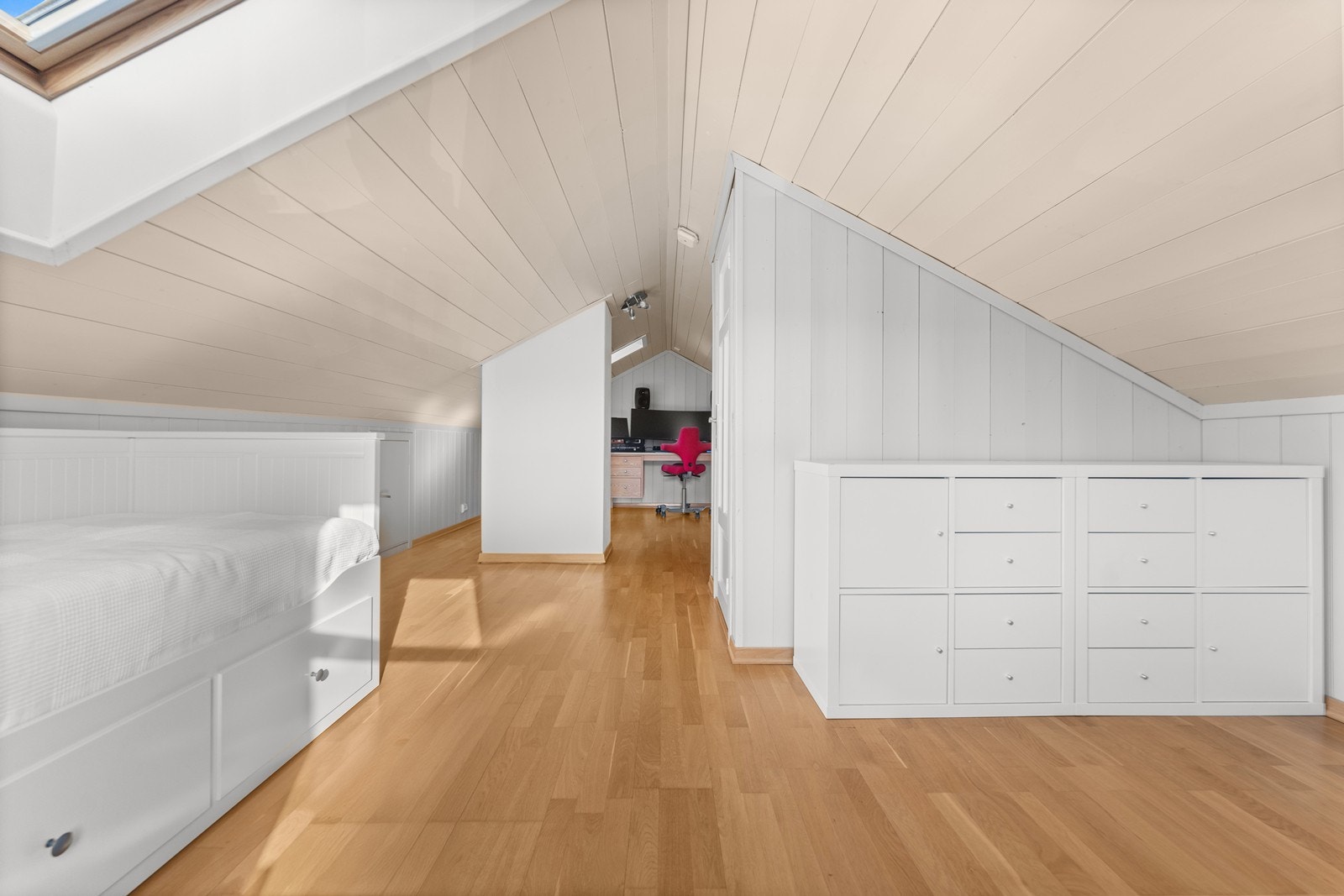 Loftet er innredet til et soverom og et kontor. Loftet har akkurat for lav takhøyde til å være målbart og anses derfor ikke som rom til varig opphold. Loftet må derfor omtales som bodareal. Galleribilde