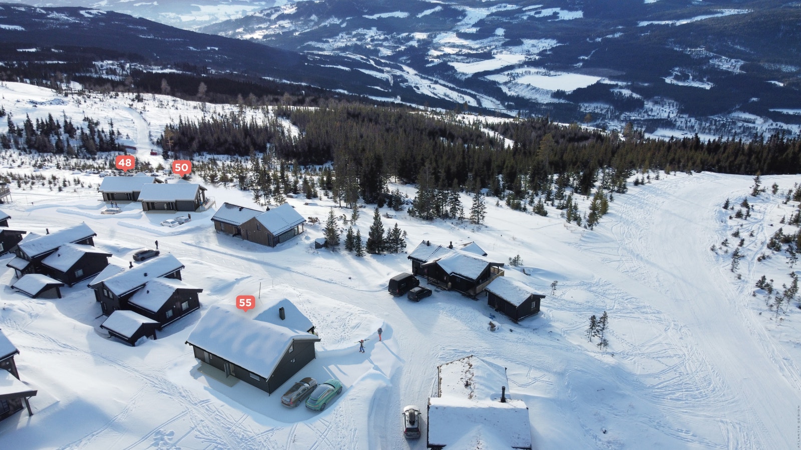 Velkommen til Nestingsætra 55. Vi bygger din drømmehytte rett ved alpinbakken!
Prisen for tomt er 2 500 000kr+ omkostninger. Det er mulig å velge andre modeller fra Saltdalshytta på denne tomten. Galleribilde