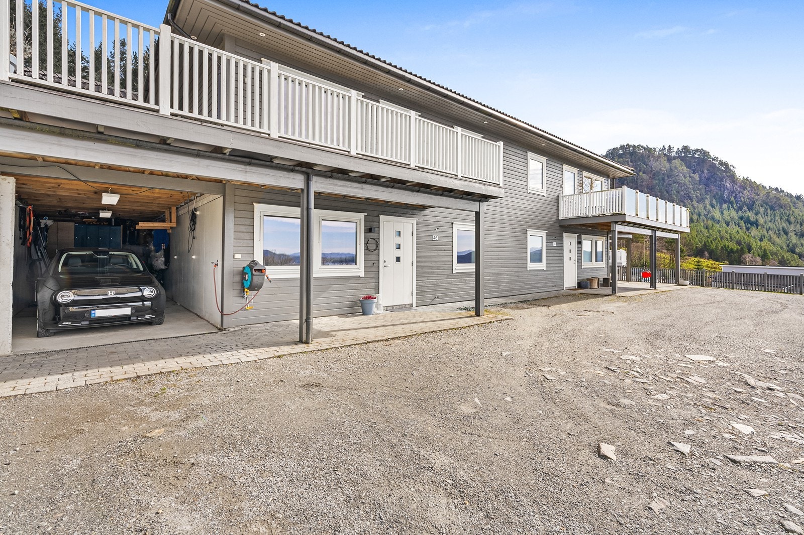 Tomten er felles for sameiet og oppgitt til å være 1 155 m² i matrikkelen. Galleribilde