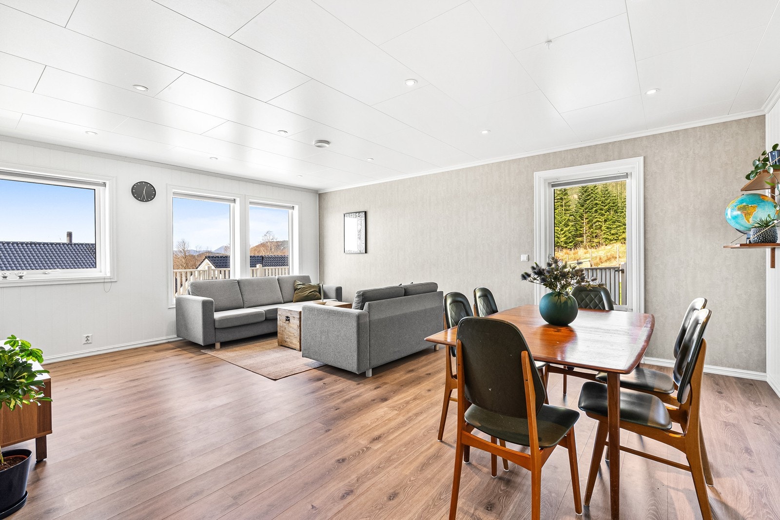 Huset stod ferdig bygget i 2013 og holder en normalt god standard fra byggeåret på det meste av overflater og utstyr. Galleribilde