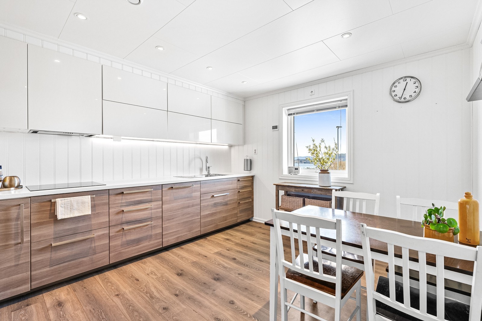 Stilren og moderne kjøkkeninnredning fra IKEA med glatte fronter og benkeplate av laminat med nedsenket vask. Galleribilde