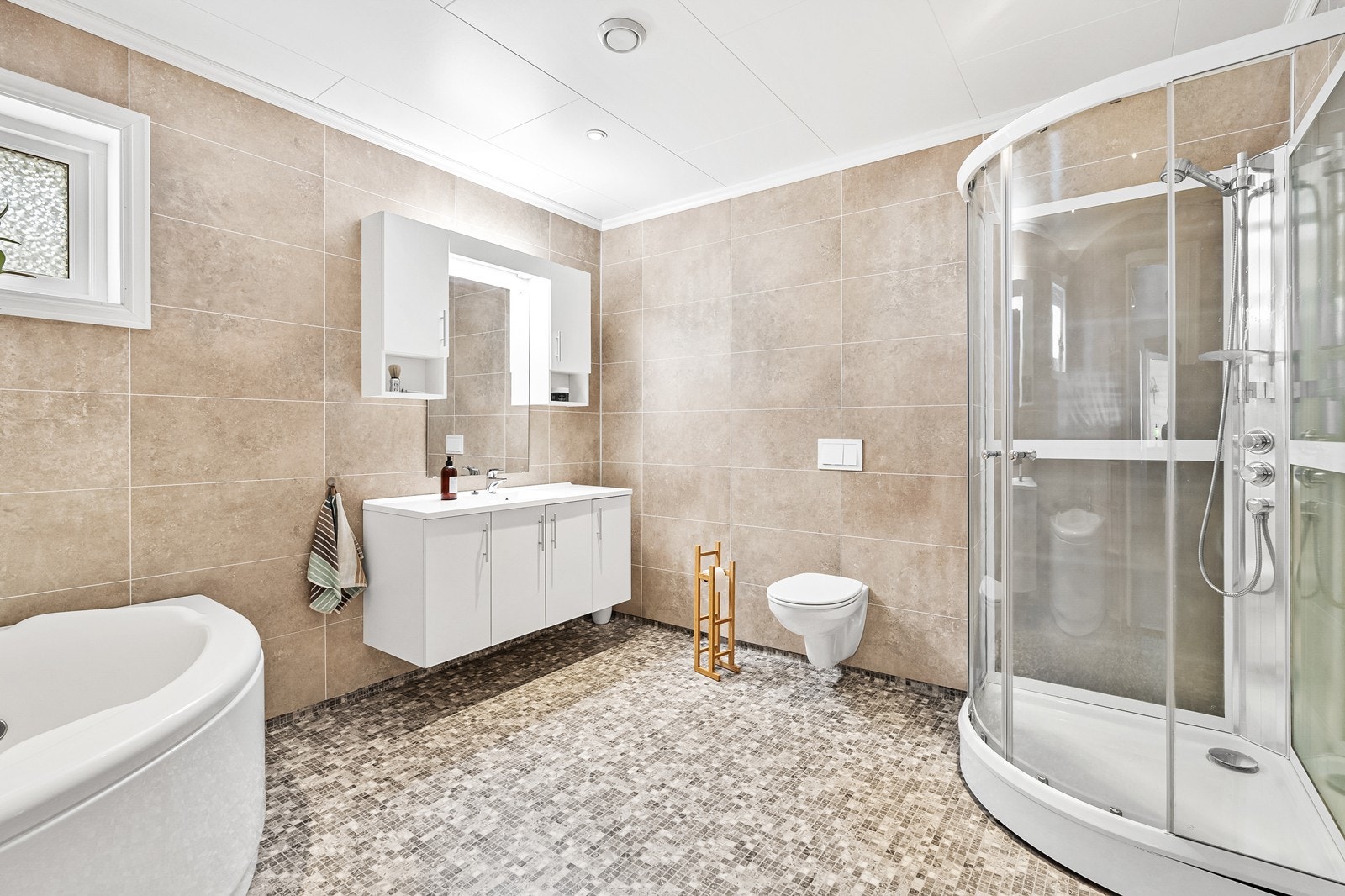 Badet har vinylbelegg på gulvet og baderomsplater på vegger. Galleribilde