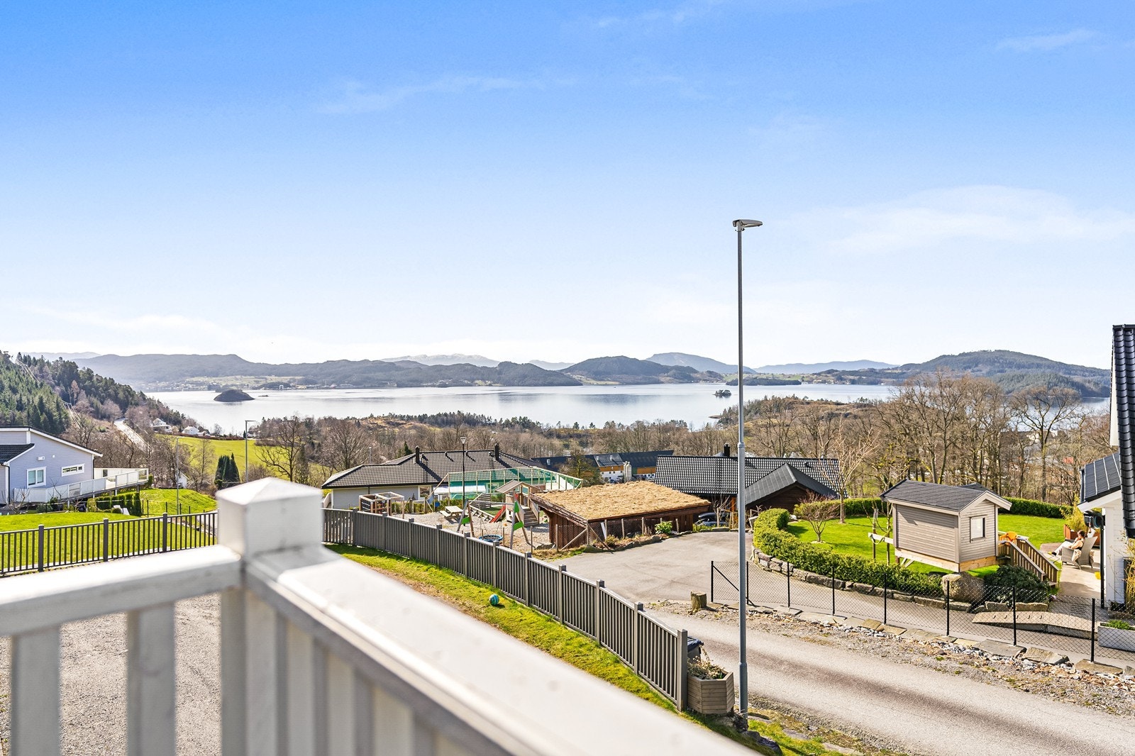 Fra hage og uteplasser kan en også nyte meget gode solforhold. Galleribilde