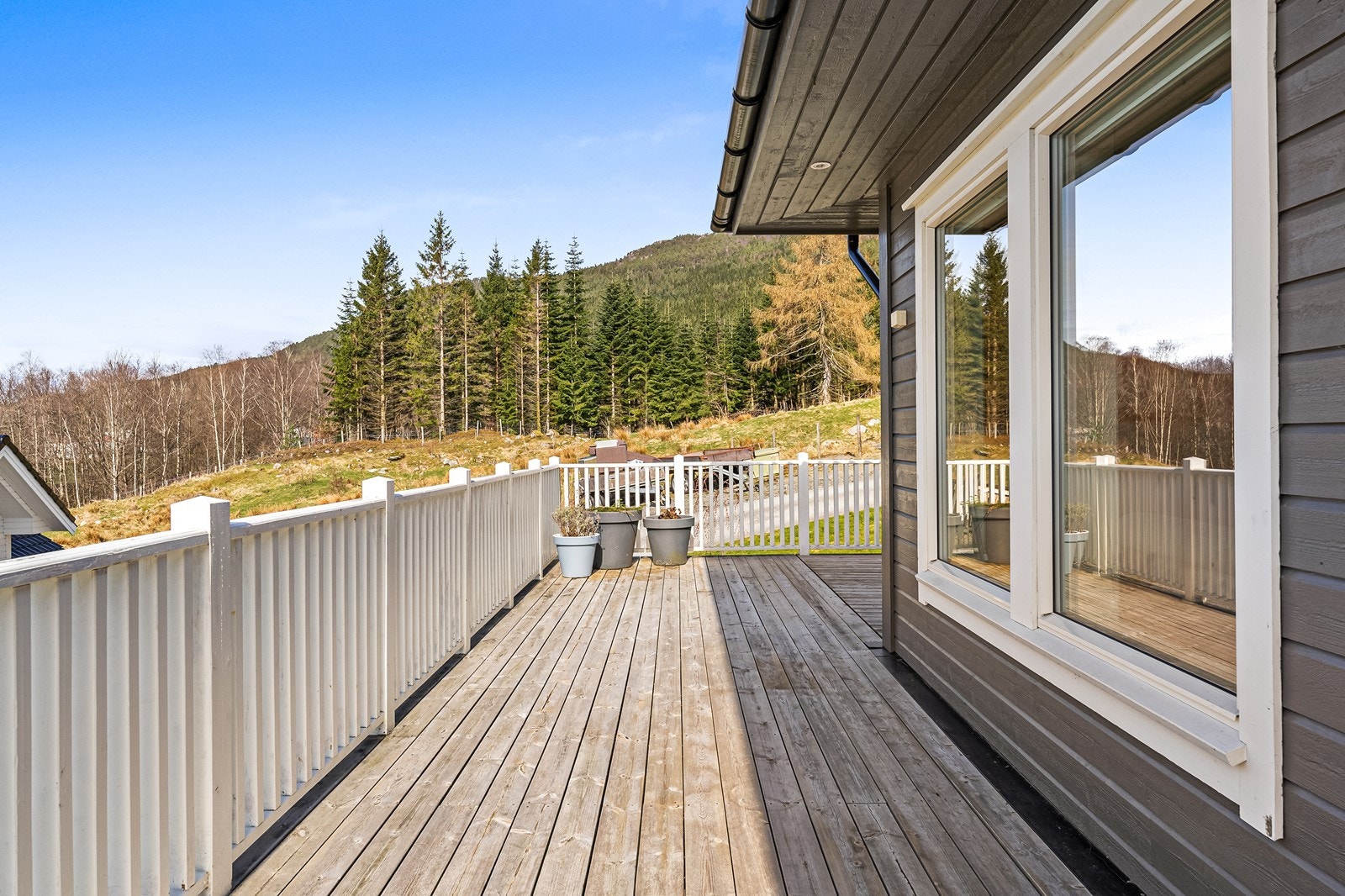 Dekke av impregnerte trebjelker, terrassebord og malt rekkverk- Underliggende metallplater. Galleribilde