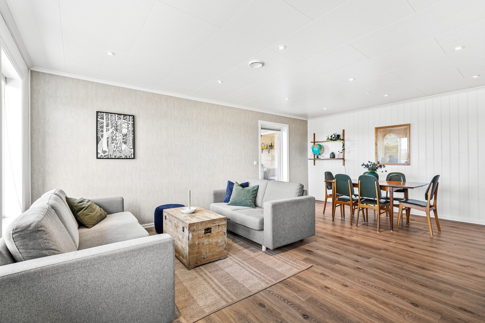 Den sosiale sonen er av det romslige slaget og kan naturlig deles inn i ulike soner med sofagrupper og spisebord. Galleribilde
