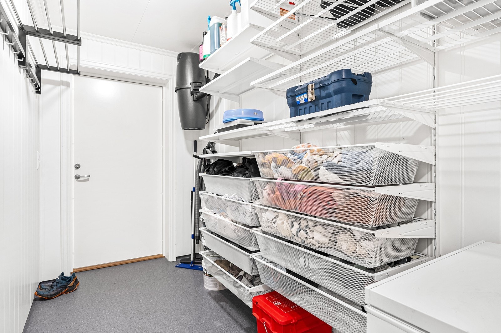 Rommet er har innredning med utslagsvask, benkeskap med plate og opplegg for vaskemaskin. Det er også plassert en del tekniske installasjoner her inne. Bi-inngang fra vaskerommet som leder ut til carporten. Galleribilde