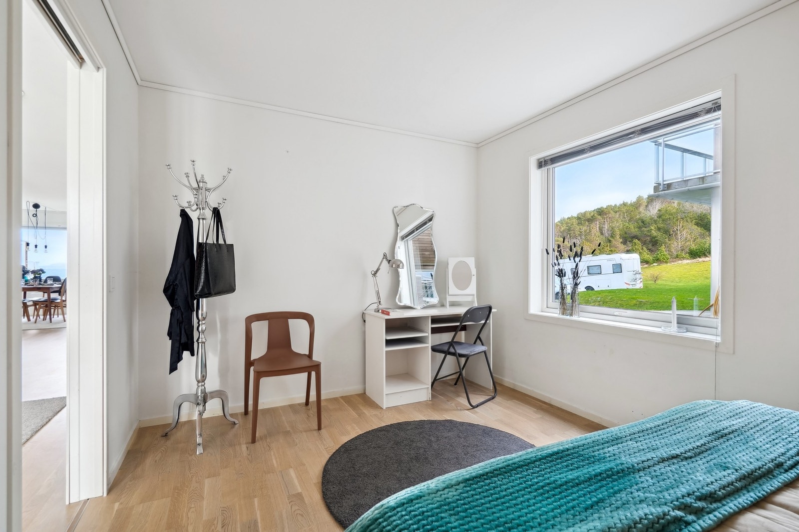 God plass til garderobeskap og kommode, eller montere skyvedørsgarderobe. Galleribilde
