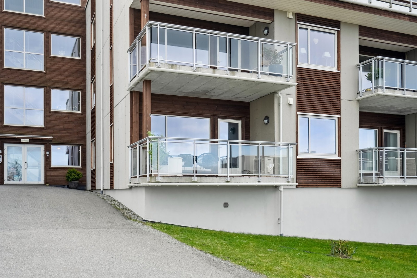 Leiligheten ligger i 1.etg med balkong mot nordøst. samt terrasse ved inngangen mot sørvest. Galleribilde