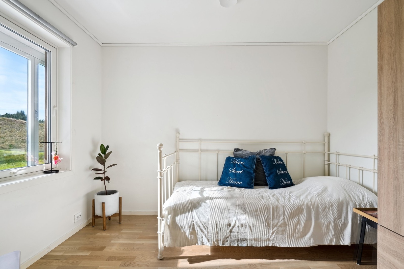 Soverom nr 2 med plass til seng og nattbord. Galleribilde