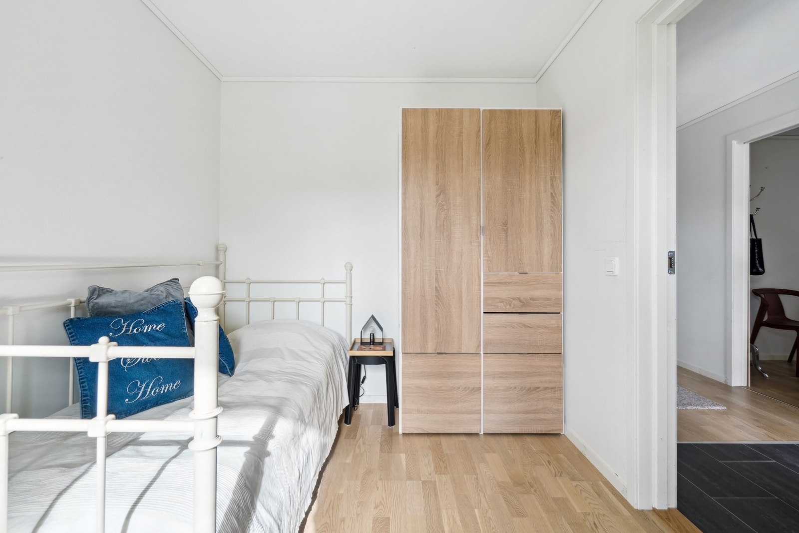 Det er også plass til garderobeskap/kommode. Galleribilde