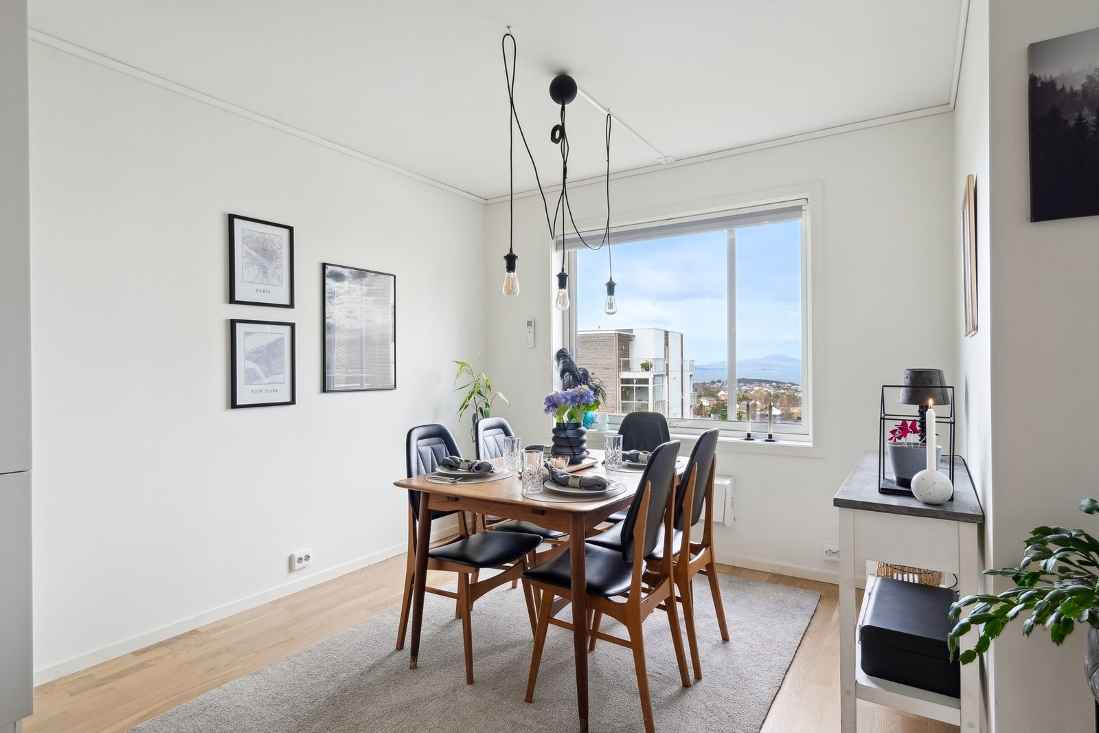 Ved kjøkkenet er det plass til en hyggelig spisegruppe. Galleribilde