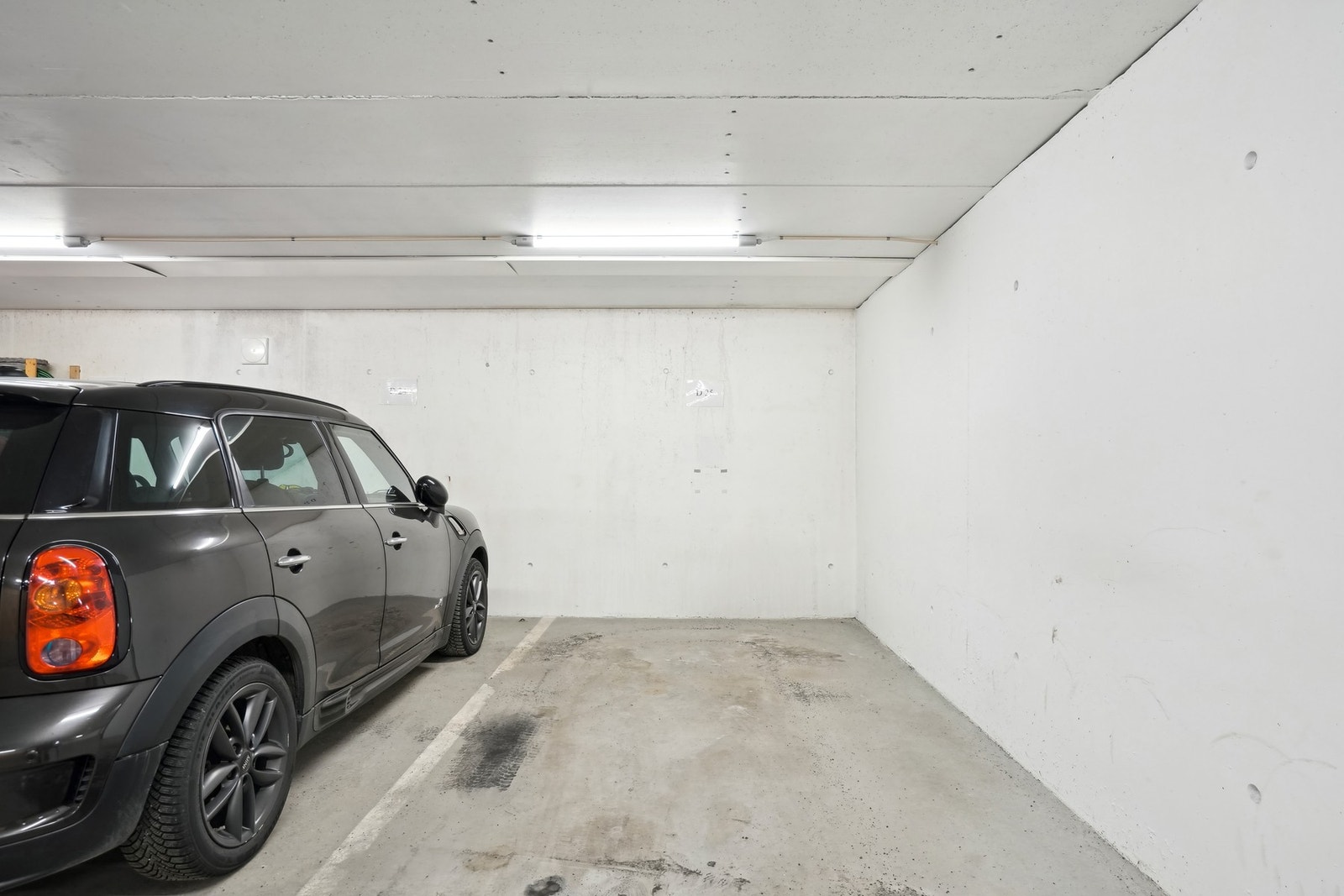 Det er felles parkeringskjeller hvor du finner sportsbod og parkeringsplass tilhørende leiligheten. Galleribilde