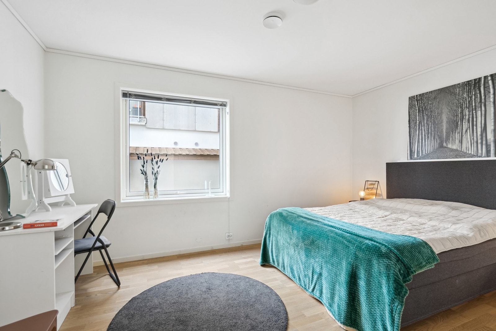 Hovedsoverommet har god størrelse med plass til dobbeltseng og nattbord. Galleribilde