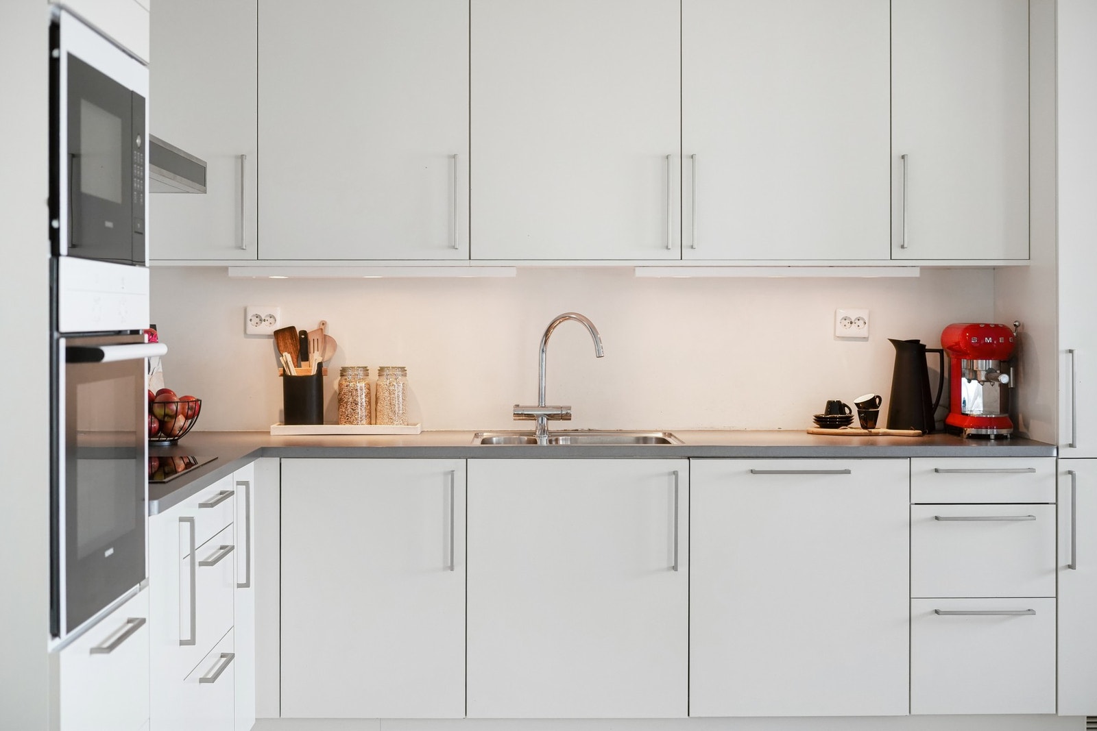 Benkeplate av laminat og god belysning under overskap. Galleribilde