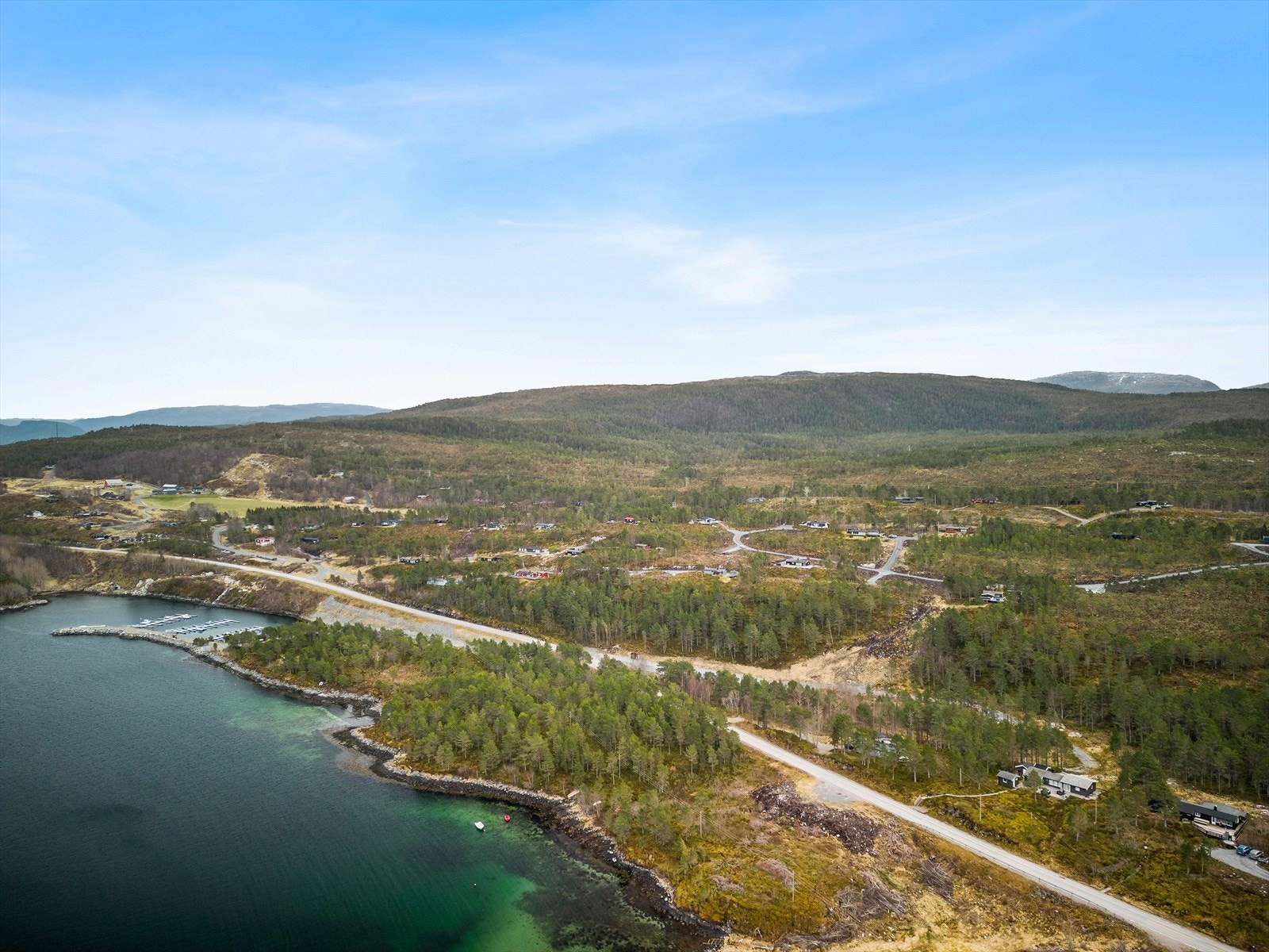 Fra tomten tar det rundt 40 minutter til Kyrksæterøra med alle fasiliteter - inkludert kjøpesenter og vinmonopol. Galleribilde