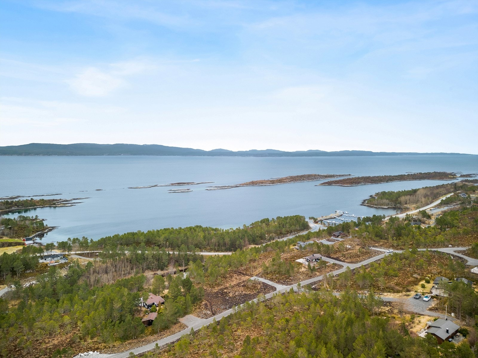 Utsikten er praktfull, og her kan man følge båttrafikken langs leia. Galleribilde