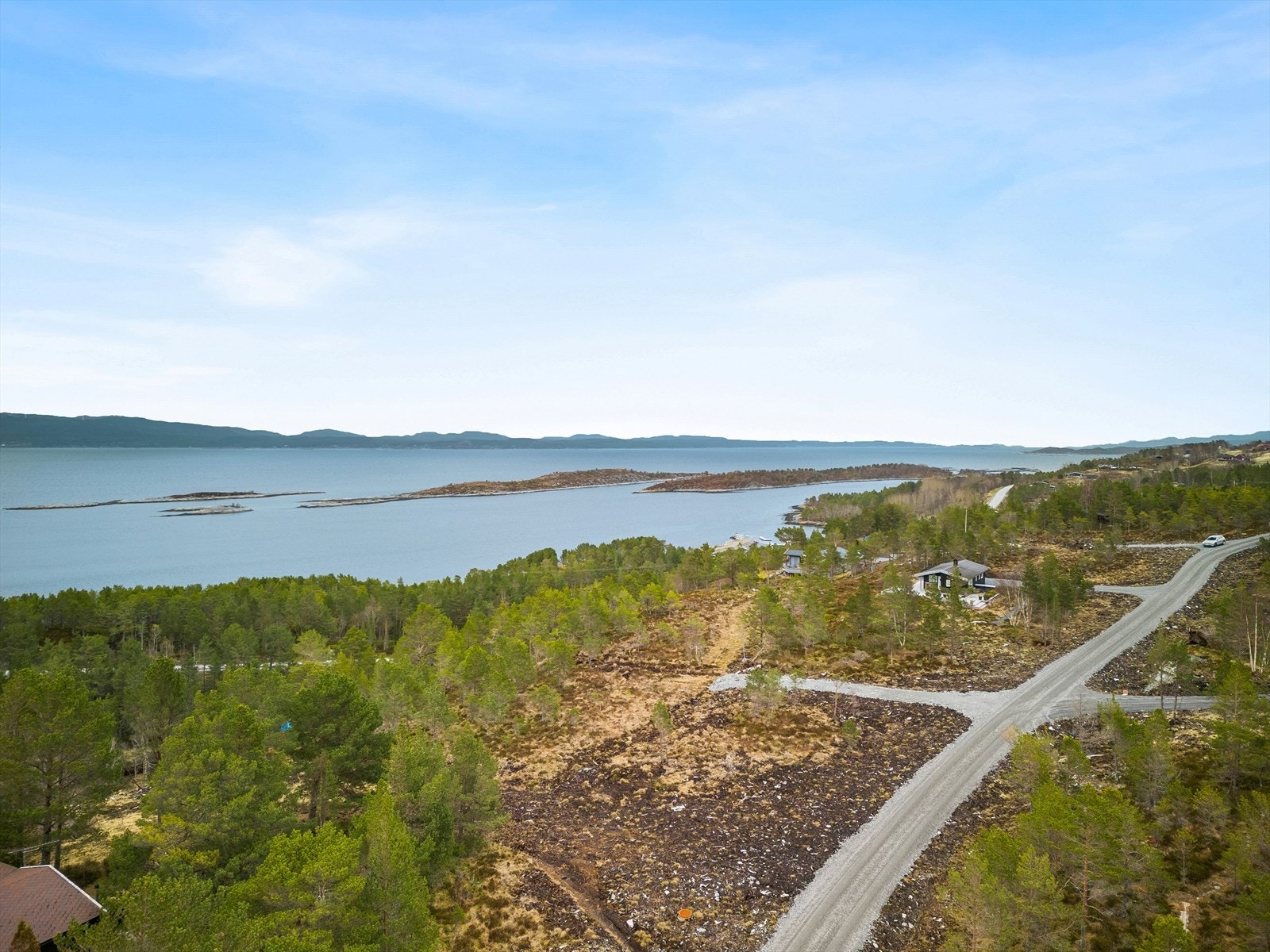 Eiendommen er flat, med litt skrånet terreng mot vest. Skjærgården er flott og unik, med Trondheimsleia og vakre Røstøya rett utenfor. Galleribilde
