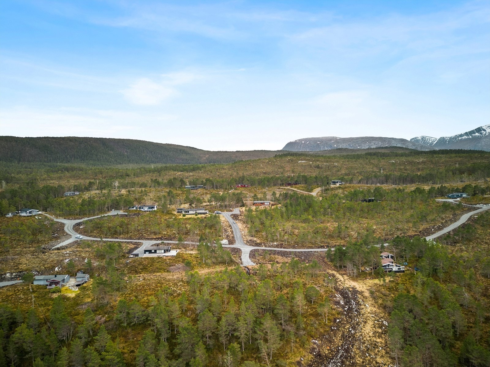 Rundt tomten er det et fantastisk turterreng, med store muligheter for flotte turer i utmark og innover i fjellet. Galleribilde