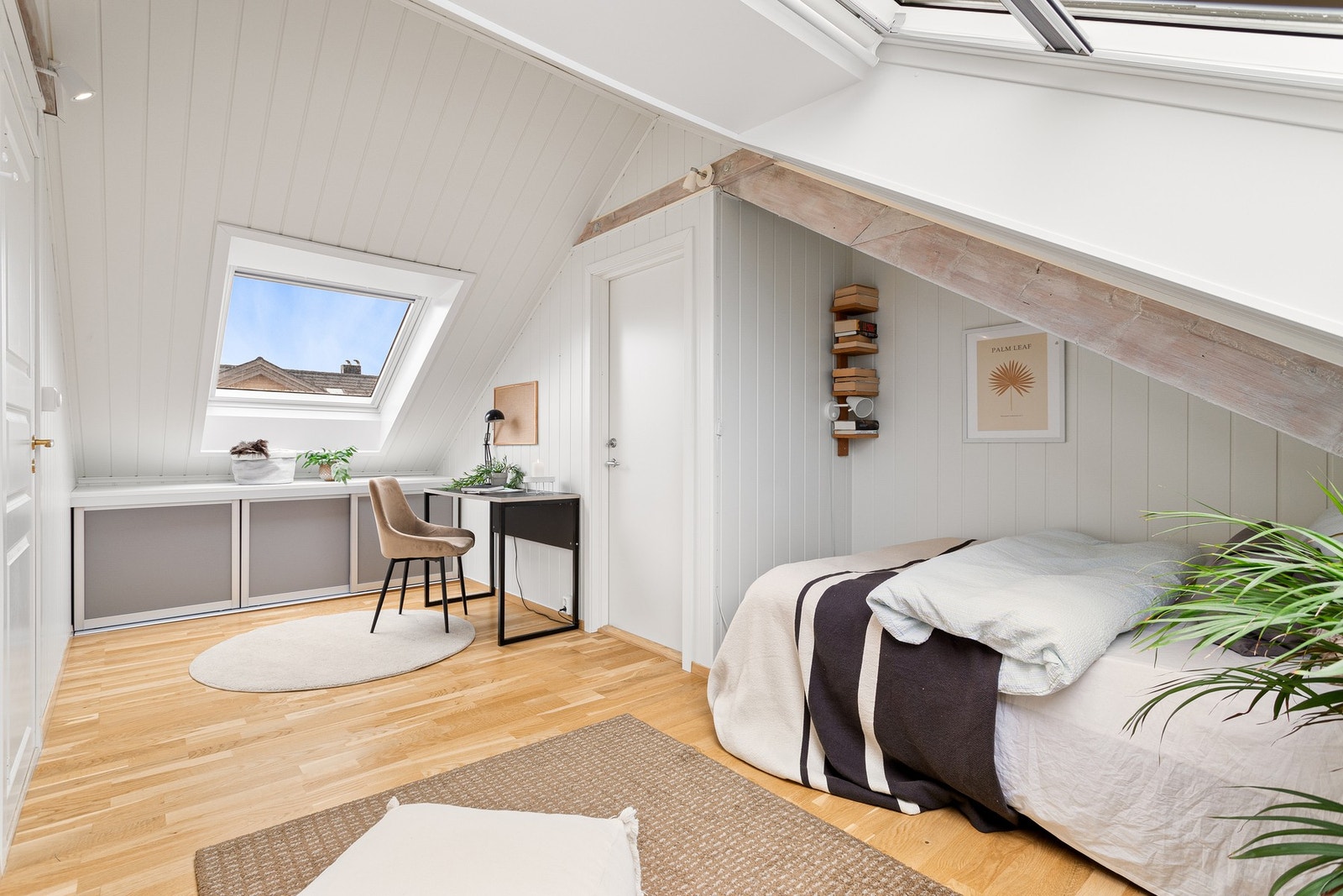 Soverom 2 er på 10 m² med god plass til dobbeltseng og ønsket innredning. Galleribilde