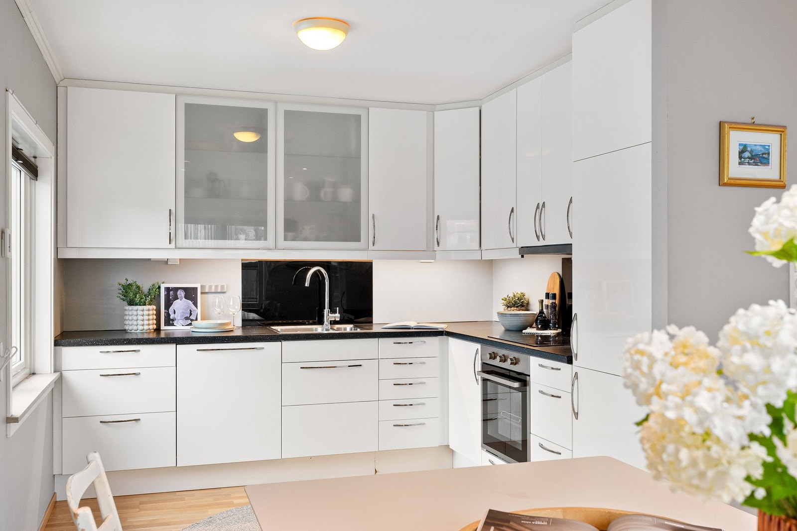 Kjøkkenet ble oppusset i 2013 og fremstår i god tilstand. Vurder til TG1 av takstmann. Galleribilde