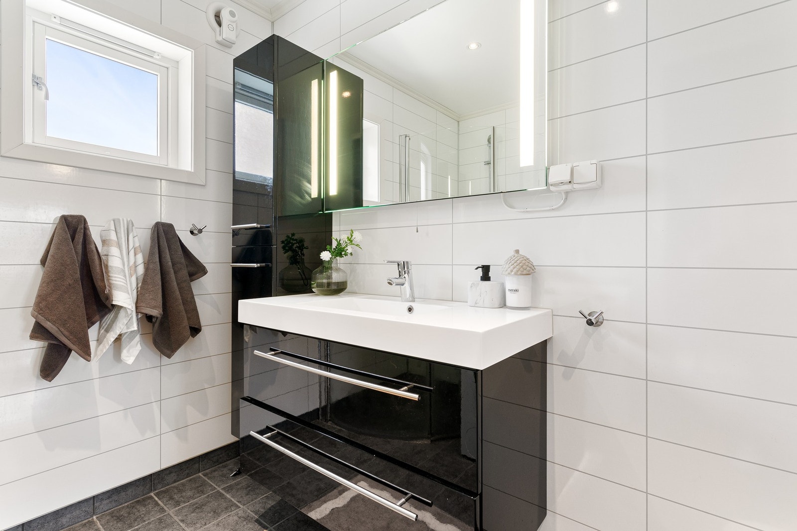 Baderomsinnredning: Servant med underskap, veggskap og speil. Galleribilde