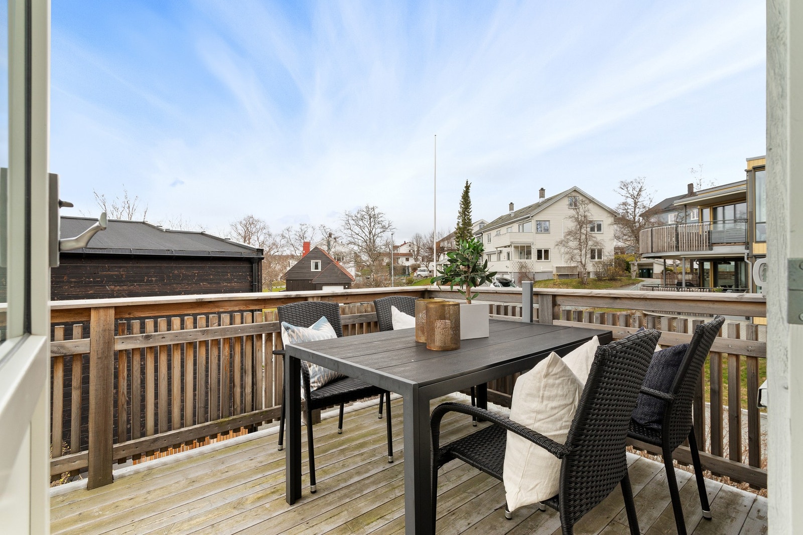 Balkongen er på ca. 8,1 m² med god plass til ønsket utemøblering. Galleribilde