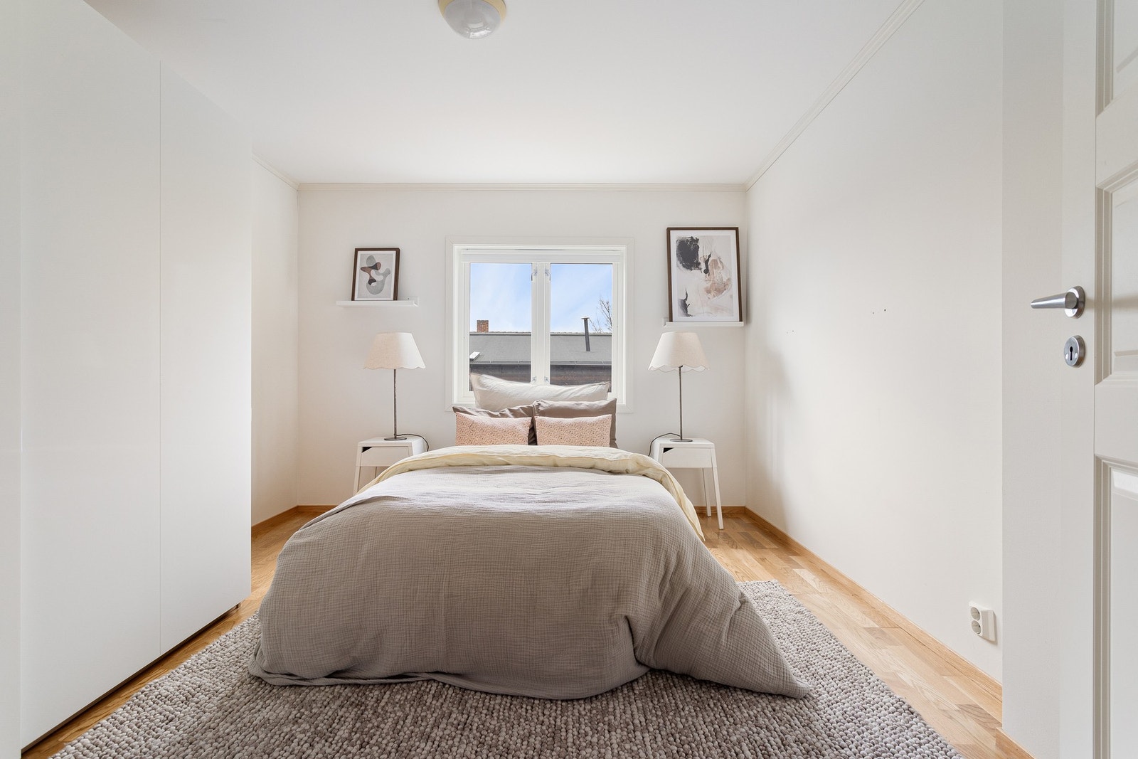 Hovedsoverommet er på 12 m² med god plass til ønsket dobbeltseng og garderobeløsning. Galleribilde