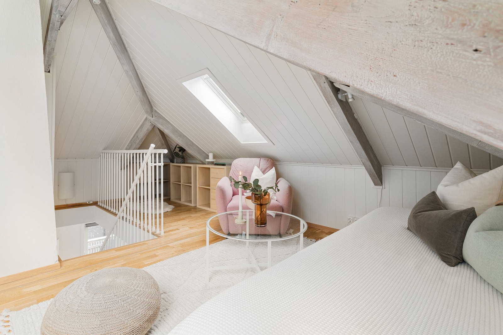 Loftsetasjen er på 25 m² og er utstyrt med 2 romslige soverom. Galleribilde