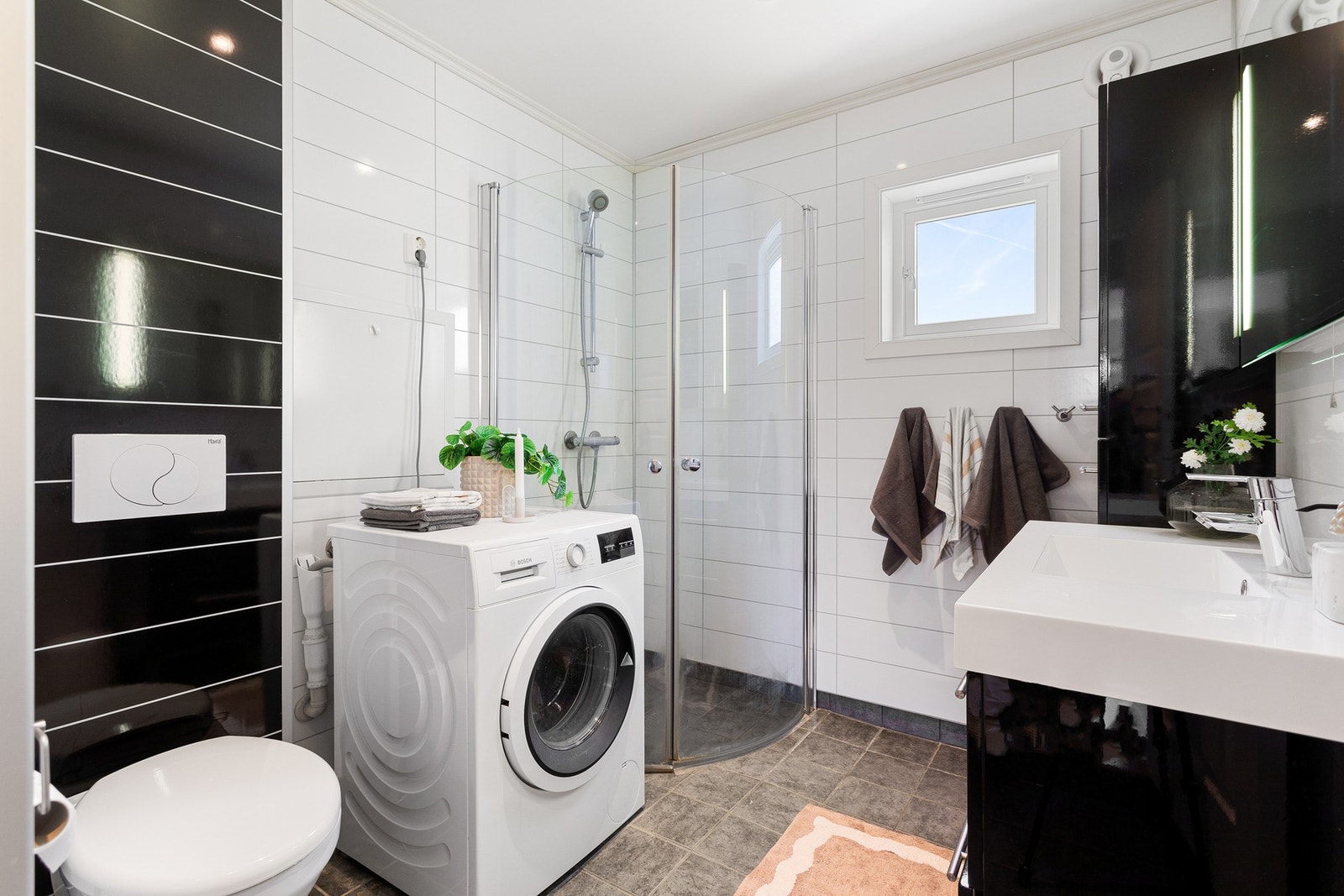 Baderommet ble oppusset i 2013 og har opplegg for vaskemaskin. Galleribilde