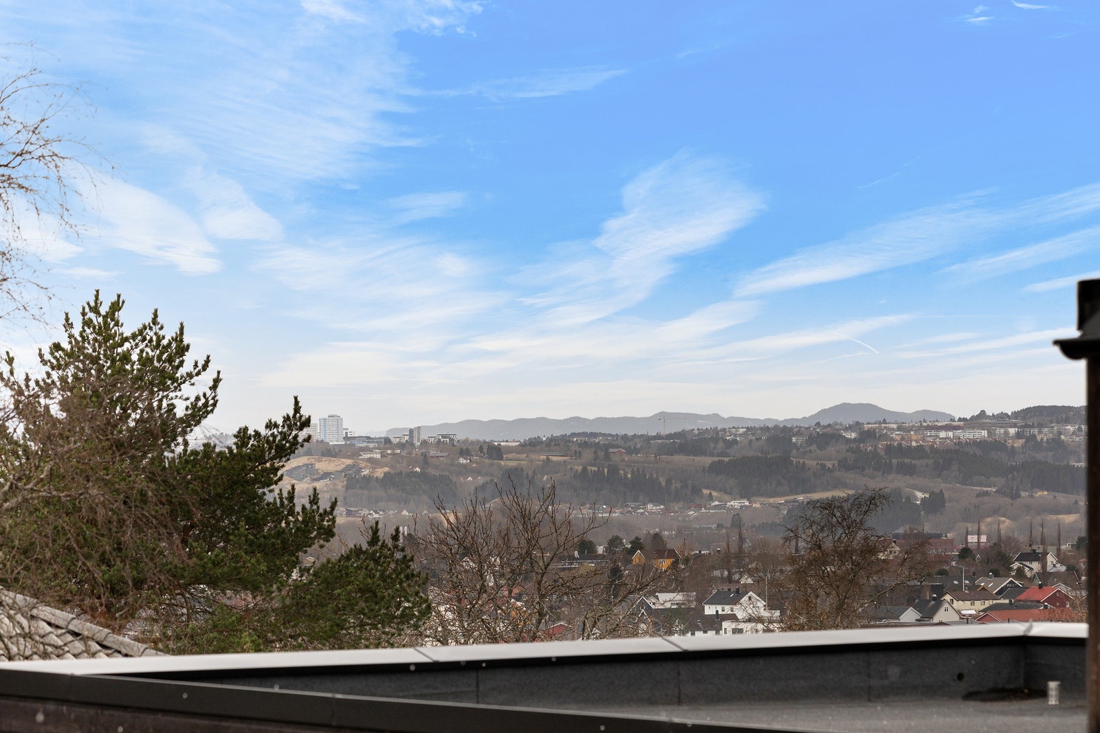 Flott utsikt fra vinduet i loftsetasjen. Galleribilde