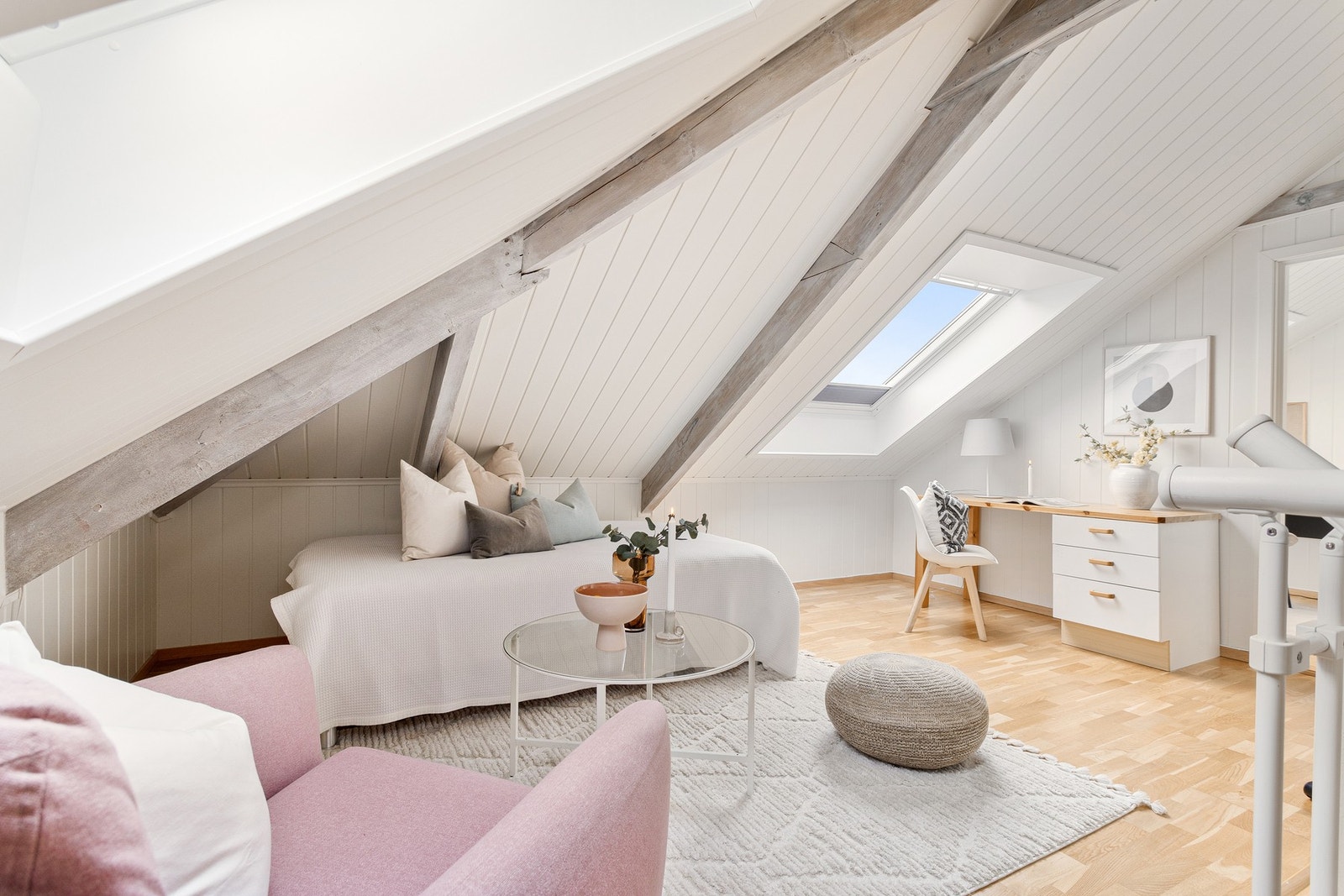 Soverom 1 på loftet er på hele 14,5 m² og byr på flere møbleringsmuligheter. Koselig loftstue eller kontor etter eget ønske. Galleribilde