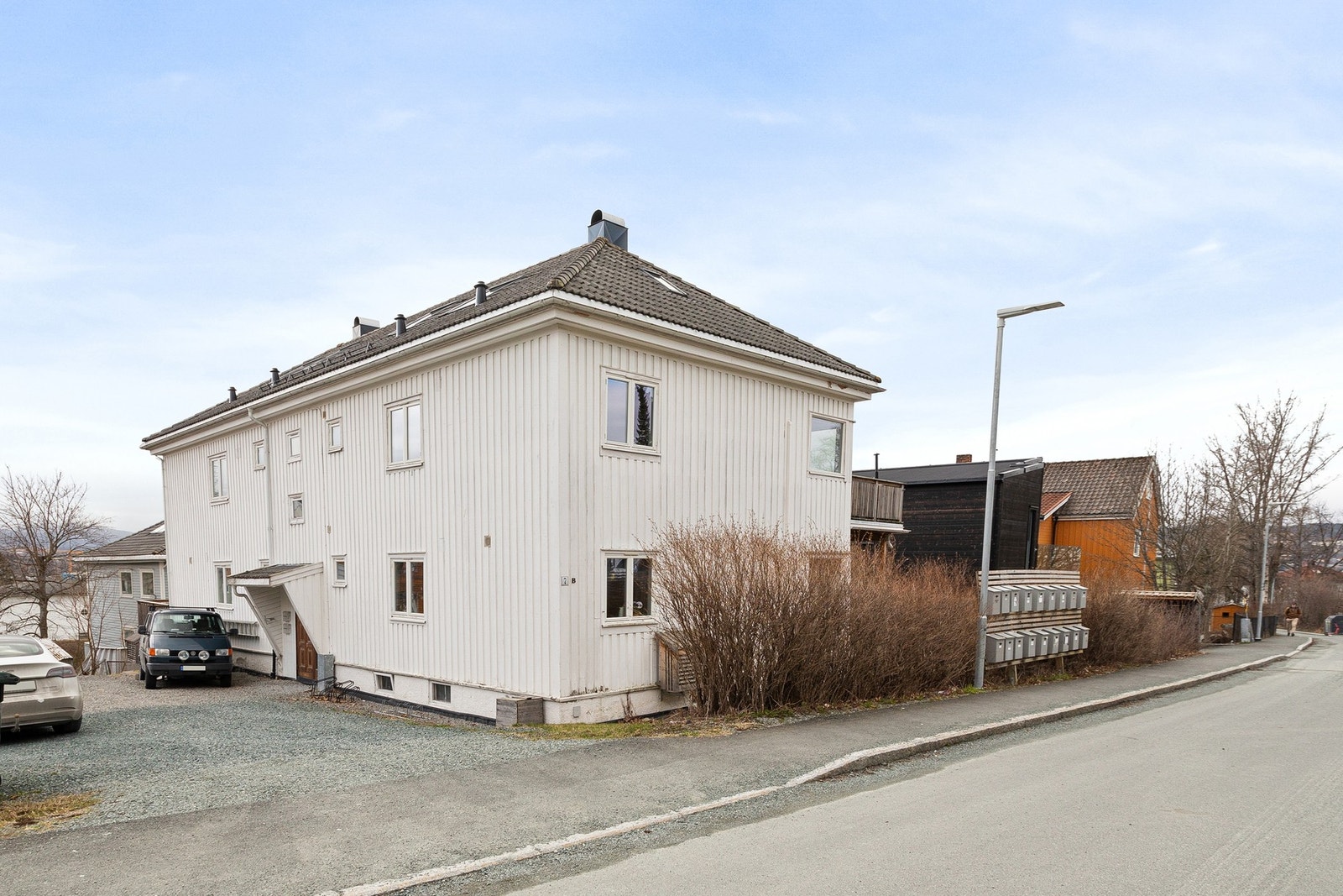 Boligen ligger i et meget familievennlig område på Berg skjermet fra bystøy, men med relativt kort avstand til de fleste fasiliteter man trenger i hverdagen. Galleribilde