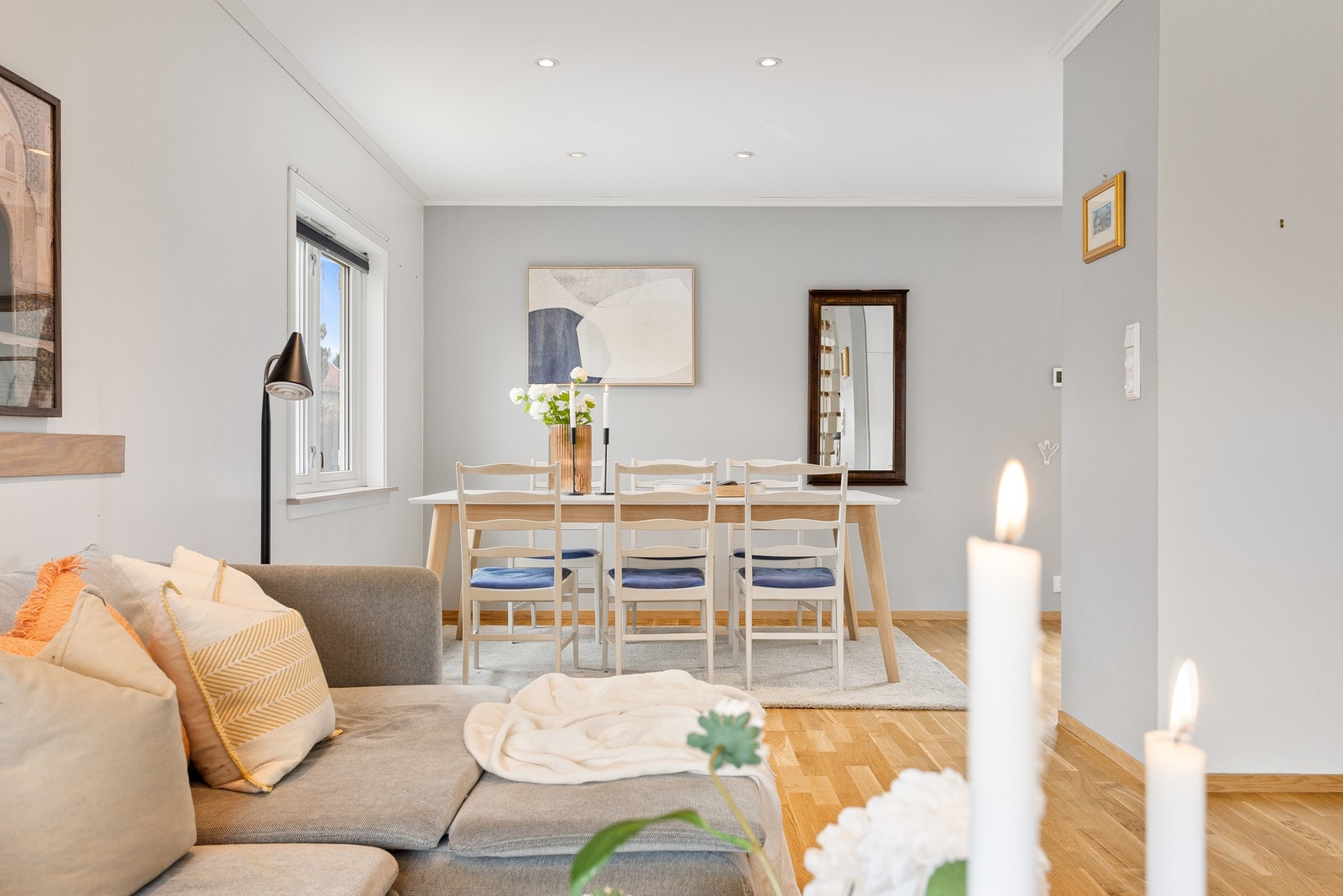 Boligen har naturlige gode skiller mellom oppholdsstue, spisestue og kjøkken som gir flere gode soner i leiligheten. Galleribilde