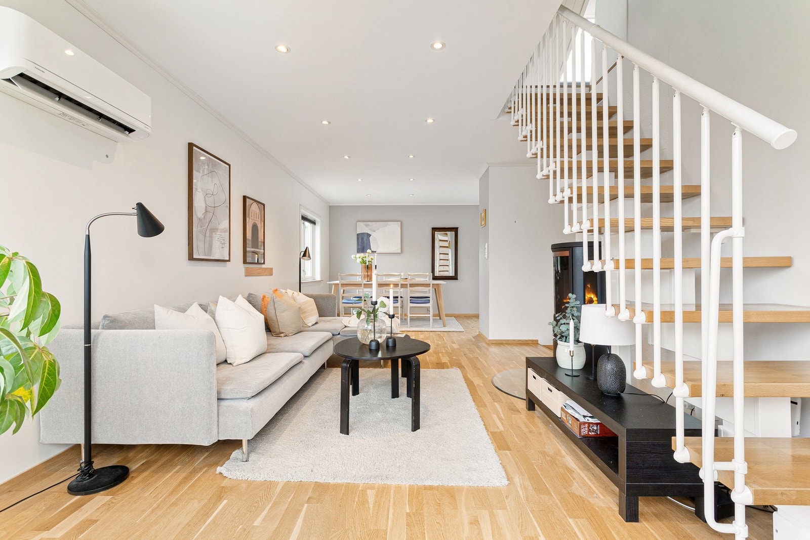 Leiligheten er utstyrt med ildsted og praktisk varmepumpe. Her får du det godt og varmt om vinteren, men samtidig lunt og kjølig på varme sommerdager. Galleribilde