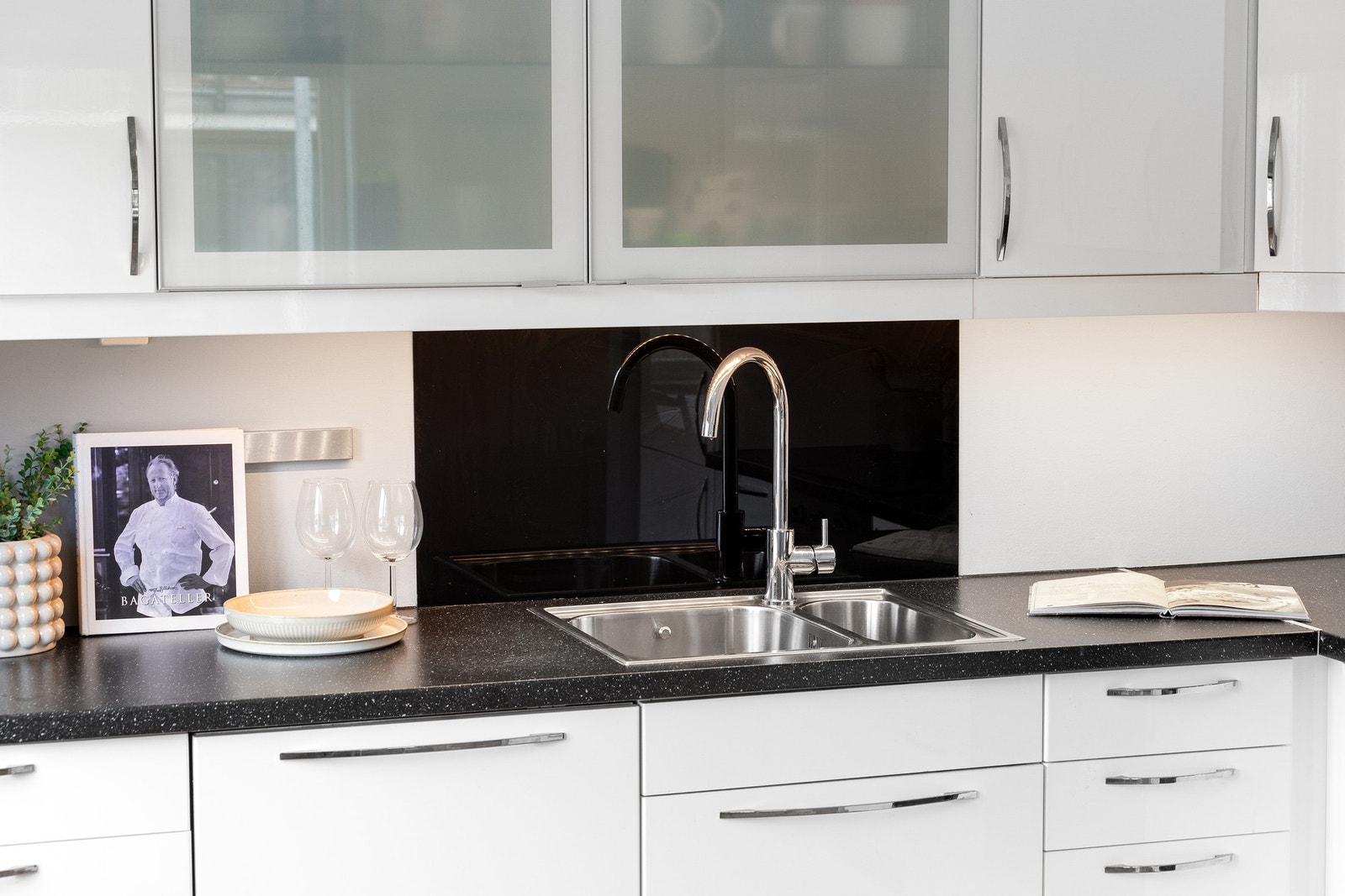 Kjøkkenet er utstyrt med integrert platetopp, stekeovn, oppvaskmaskin og kjøle/fryseskap. Galleribilde