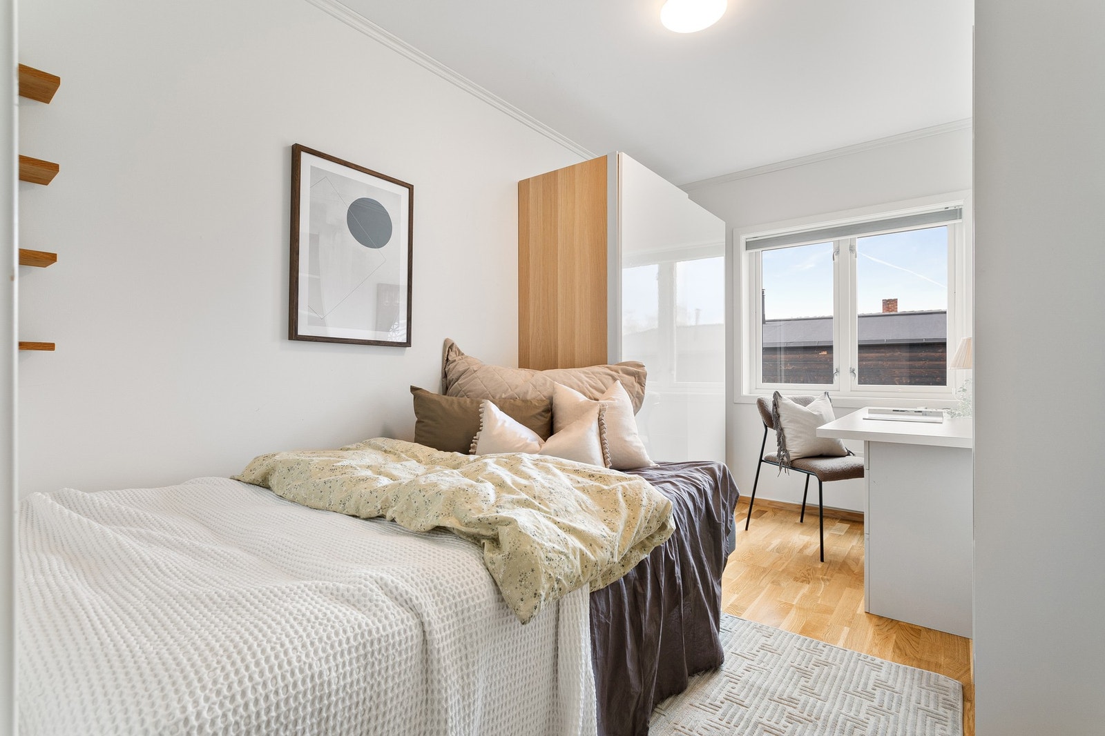 Soverom 2 er på 8,4 m² med god plass til seng og ønsket møblering. Galleribilde